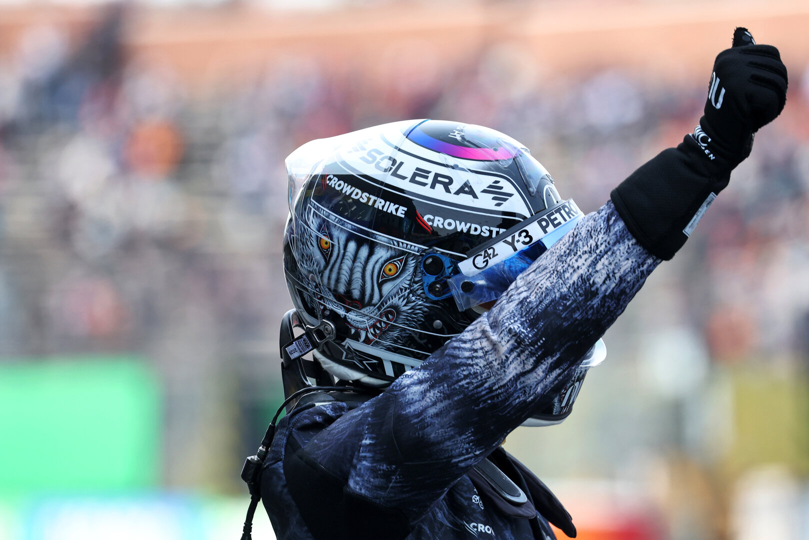 GP GIAPPONE, Andrea Kimi Antonelli (ITA) Mercedes AMG Formula One Team celebrates his pole position in qualifying parc ferme.
28.03.2026. Formula 1 World Championship, Rd 3, Japanese Grand Prix, Suzuka, Japan, Qualifiche Day.
- www.xpbimages.com, EMail: requests@xpbimages.com © Copyright: Bearne / XPB Images
