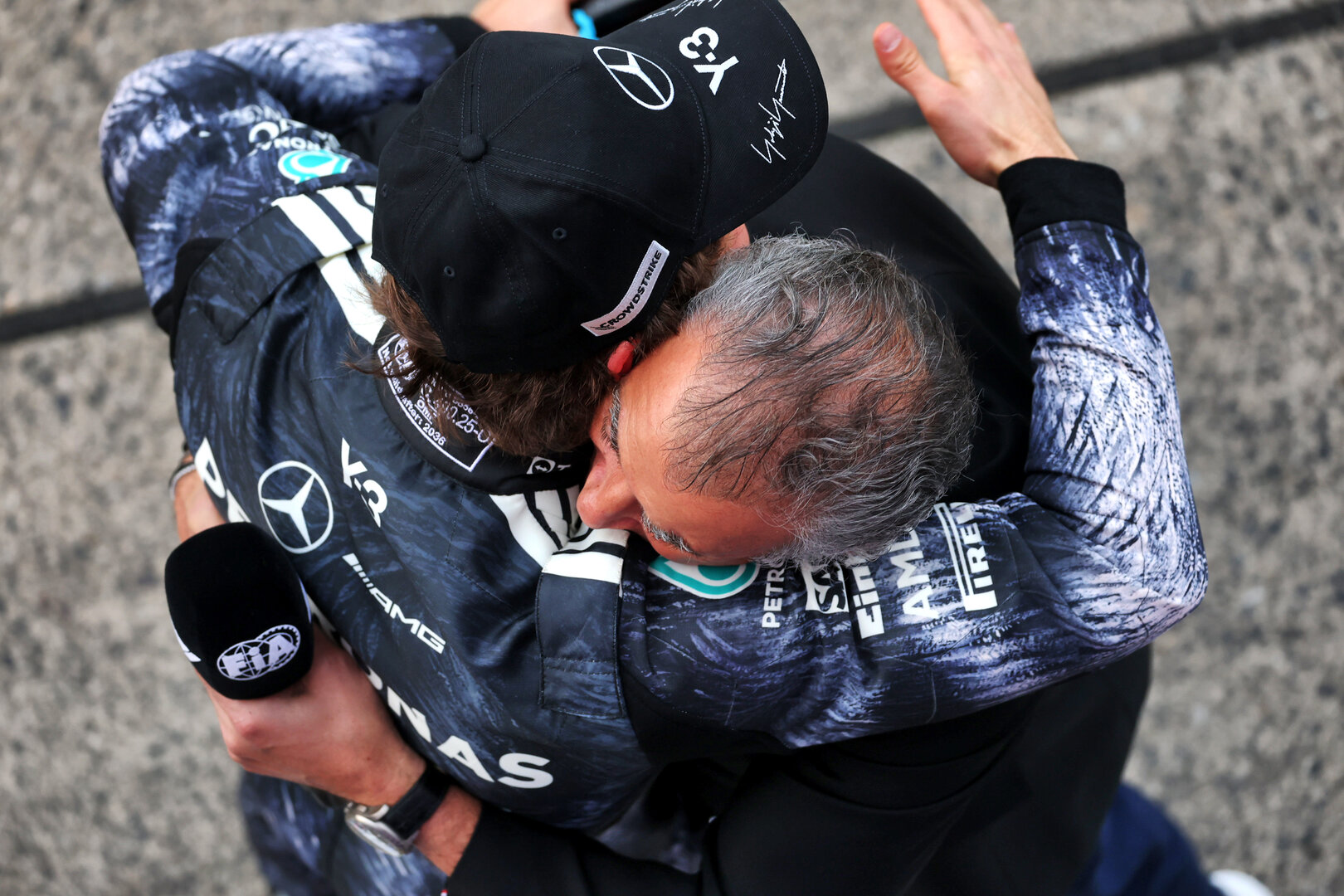 GP GIAPPONE, Andrea Kimi Antonelli (ITA) Mercedes AMG Formula One Team celebrates his pole position in qualifying parc ferme with Jean Alesi (FRA).
28.03.2026. Formula 1 World Championship, Rd 3, Japanese Grand Prix, Suzuka, Japan, Qualifiche Day.
 - www.xpbimages.com, EMail: requests@xpbimages.com © Copyright: Coates / XPB Images