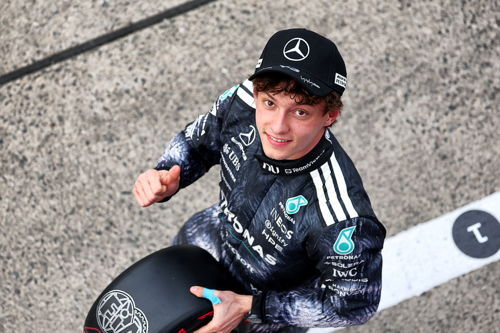 GP GIAPPONE, Andrea Kimi Antonelli (ITA) Mercedes AMG Formula One Team celebrates his pole position in qualifying parc ferme.
28.03.2026. Formula 1 World Championship, Rd 3, Japanese Grand Prix, Suzuka, Japan, Qualifiche Day.
 - www.xpbimages.com, EMail: requests@xpbimages.com © Copyright: Coates / XPB Images