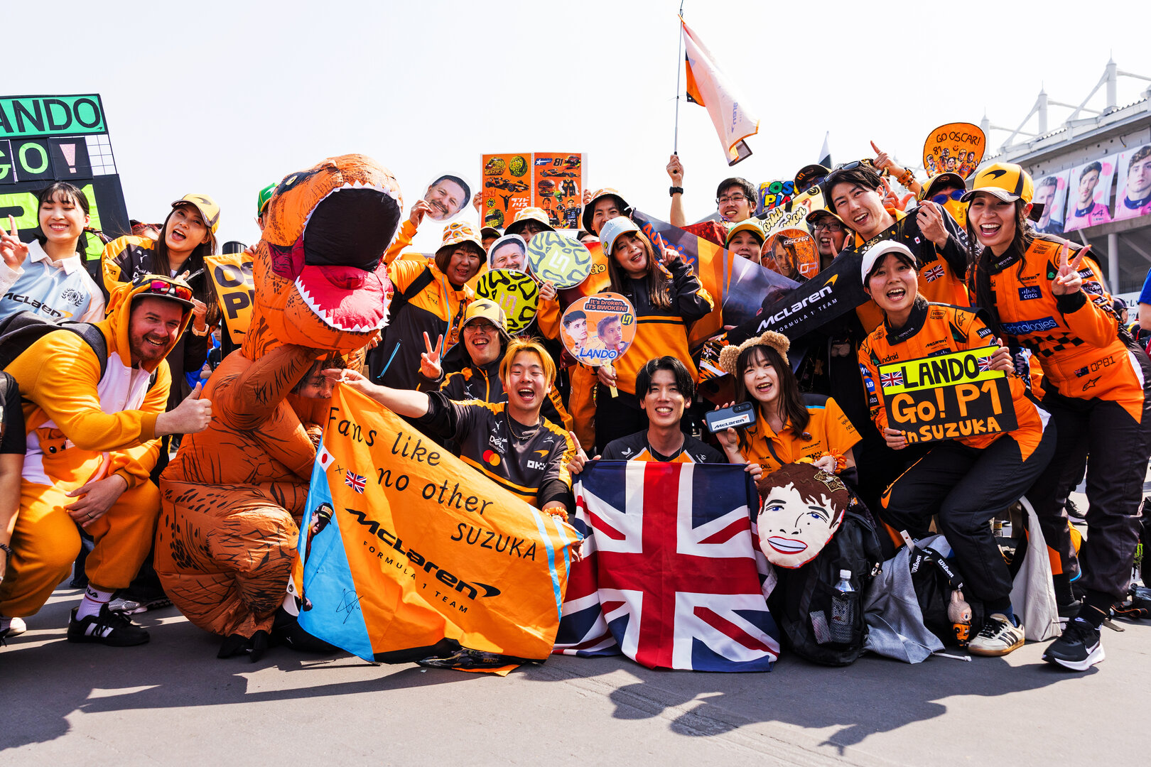 GP GIAPPONE, Circuit Atmosfera - McLaren F1 Team fans.
28.03.2026. Formula 1 World Championship, Rd 3, Japanese Grand Prix, Suzuka, Japan, Qualifiche Day.
- www.xpbimages.com, EMail: requests@xpbimages.com © Copyright: Rew / XPB Images