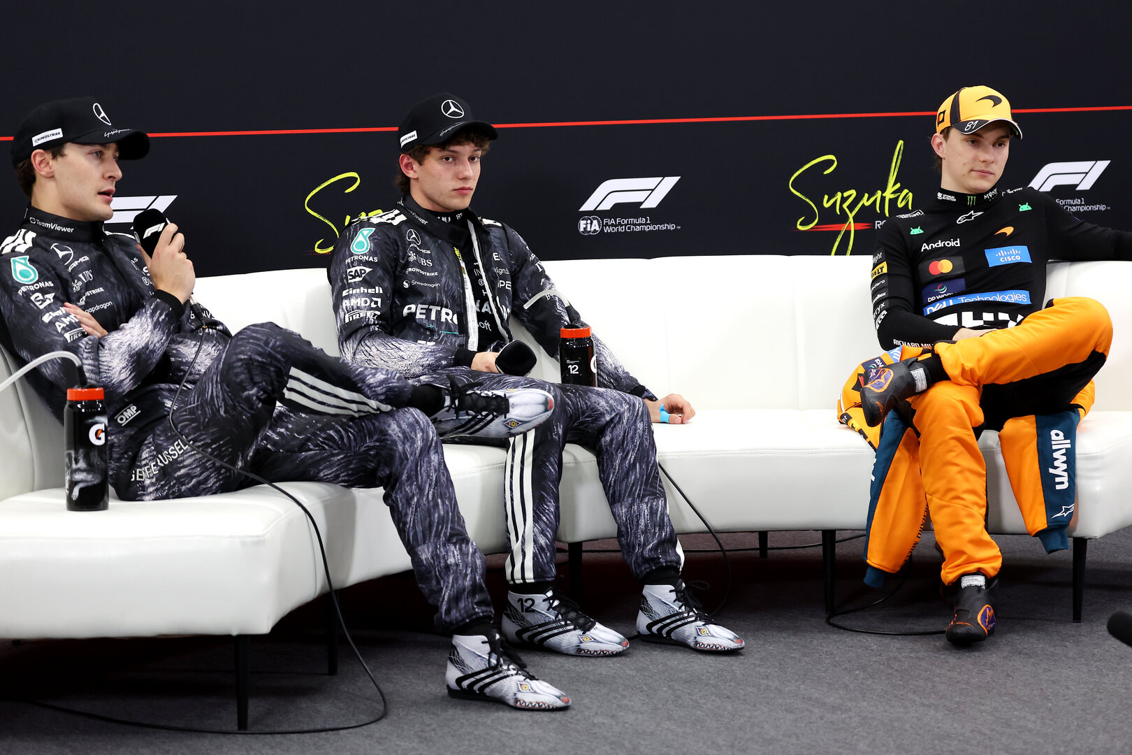 GP GIAPPONE, (L to R): George Russell (GBR) Mercedes AMG Formula One Team; Andrea Kimi Antonelli (ITA) Mercedes AMG Formula One Team; e Oscar Piastri (AUS) McLaren F1 Team, in the FIA Press Conference.
28.03.2026. Formula 1 World Championship, Rd 3, Japanese Grand Prix, Suzuka, Japan, Qualifiche Day.
 - www.xpbimages.com, EMail: requests@xpbimages.com © Copyright: Rew / XPB Images
