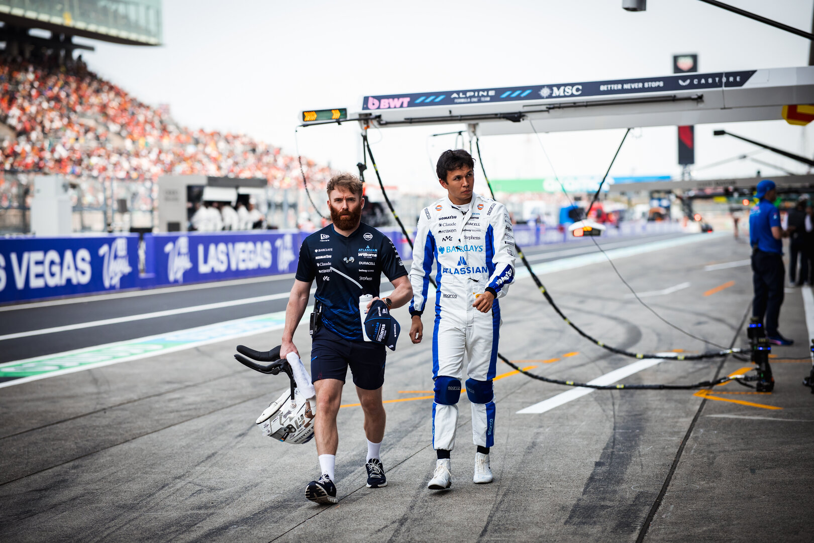 GP GIAPPONE, Alexander Albon (THA) Williams F1 Team (Right) with Patrick Harding (GBR) Williams F1 Team Personal Trainer.
28.03.2026. Formula 1 World Championship, Rd 3, Japanese Grand Prix, Suzuka, Japan, Qualifiche Day.
- www.xpbimages.com, EMail: requests@xpbimages.com © Copyright: Bearne / XPB Images