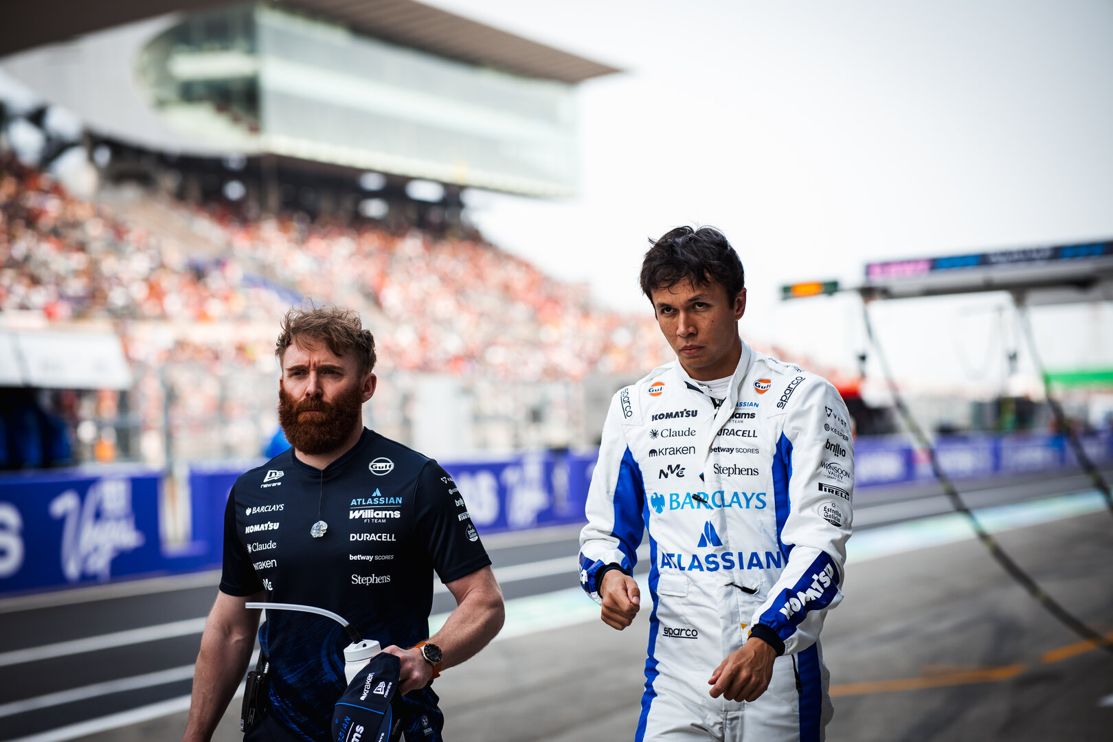 GP GIAPPONE, Alexander Albon (THA) Williams F1 Team (Right) with Patrick Harding (GBR) Williams F1 Team Personal Trainer.
28.03.2026. Formula 1 World Championship, Rd 3, Japanese Grand Prix, Suzuka, Japan, Qualifiche Day.
- www.xpbimages.com, EMail: requests@xpbimages.com © Copyright: Bearne / XPB Images