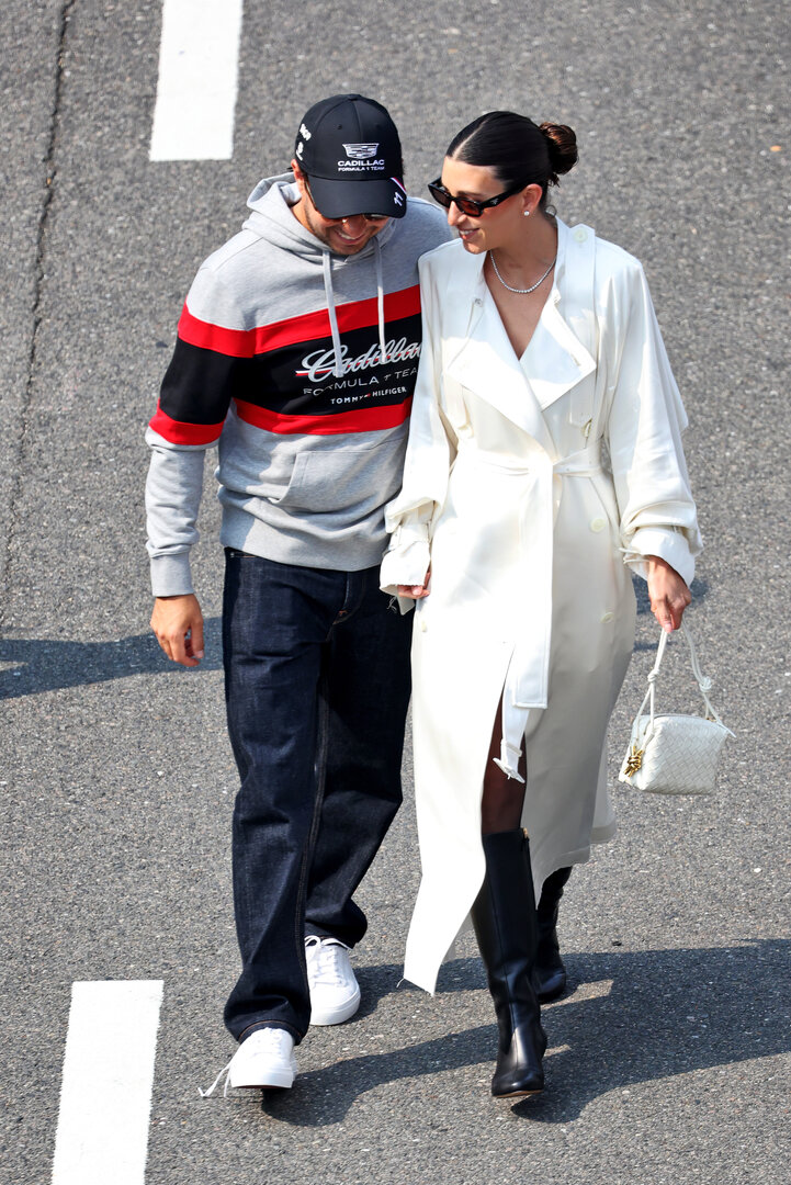 GP GIAPPONE, (L to R): Sergio Perez (MEX) Cadillac Formula 1 Team with sua moglie Carola Martinez (MEX).
29.03.2026. Formula 1 World Championship, Rd 3, Japanese Grand Prix, Suzuka, Japan, Gara Day.
- www.xpbimages.com, EMail: requests@xpbimages.com © Copyright: Bearne / XPB Images