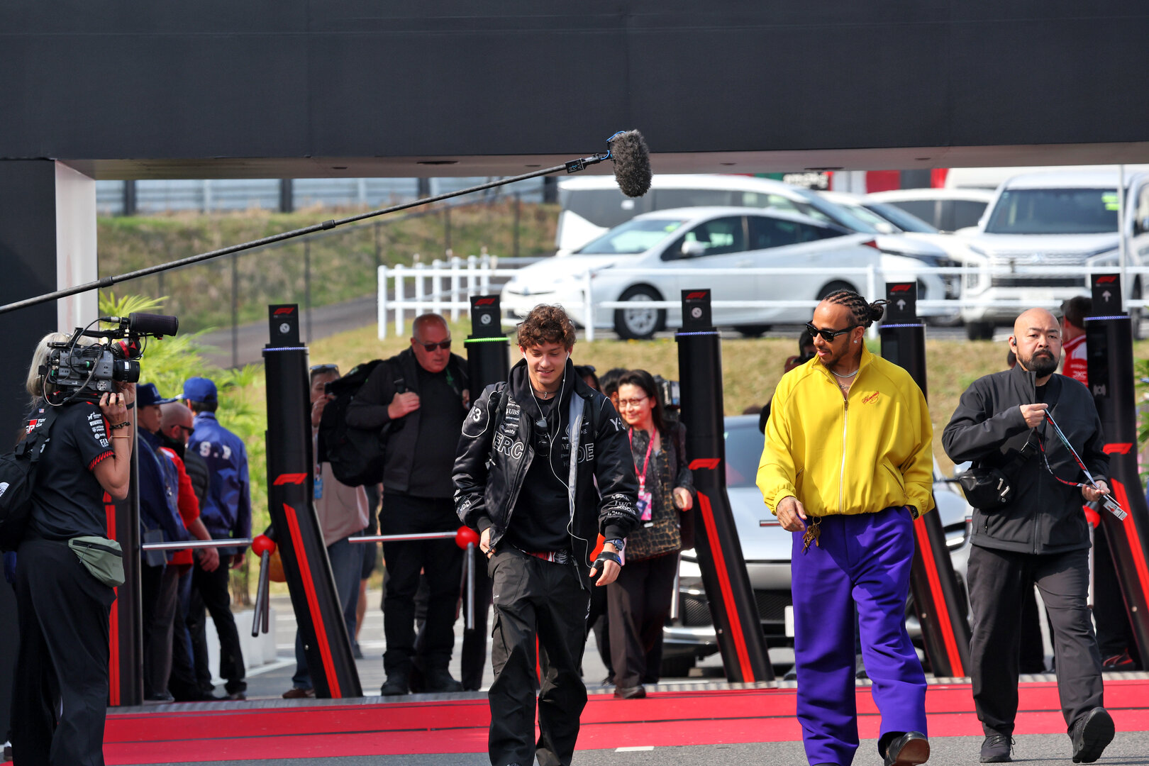 GP GIAPPONE, (L to R): Andrea Kimi Antonelli (ITA) Mercedes AMG Formula One Team with Lewis Hamilton (GBR) Ferrari.
29.03.2026. Formula 1 World Championship, Rd 3, Japanese Grand Prix, Suzuka, Japan, Gara Day.
- www.xpbimages.com, EMail: requests@xpbimages.com © Copyright: Bearne / XPB Images
