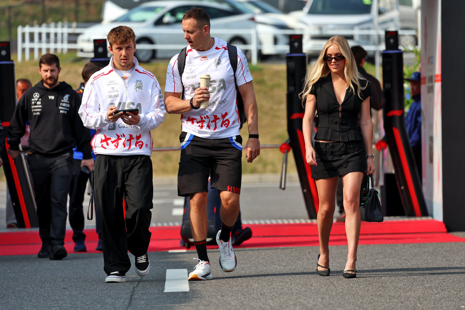 GP GIAPPONE, (L to R): Liam Lawson (NZL) Racing Bulls Formula One Team with Declan Foley (GBR) Racing Bulls Formula One Team Performance Coach e Hannah St. John (USA).
29.03.2026. Formula 1 World Championship, Rd 3, Japanese Grand Prix, Suzuka, Japan, Gara Day.
 - www.xpbimages.com, EMail: requests@xpbimages.com © Copyright: Rew / XPB Images