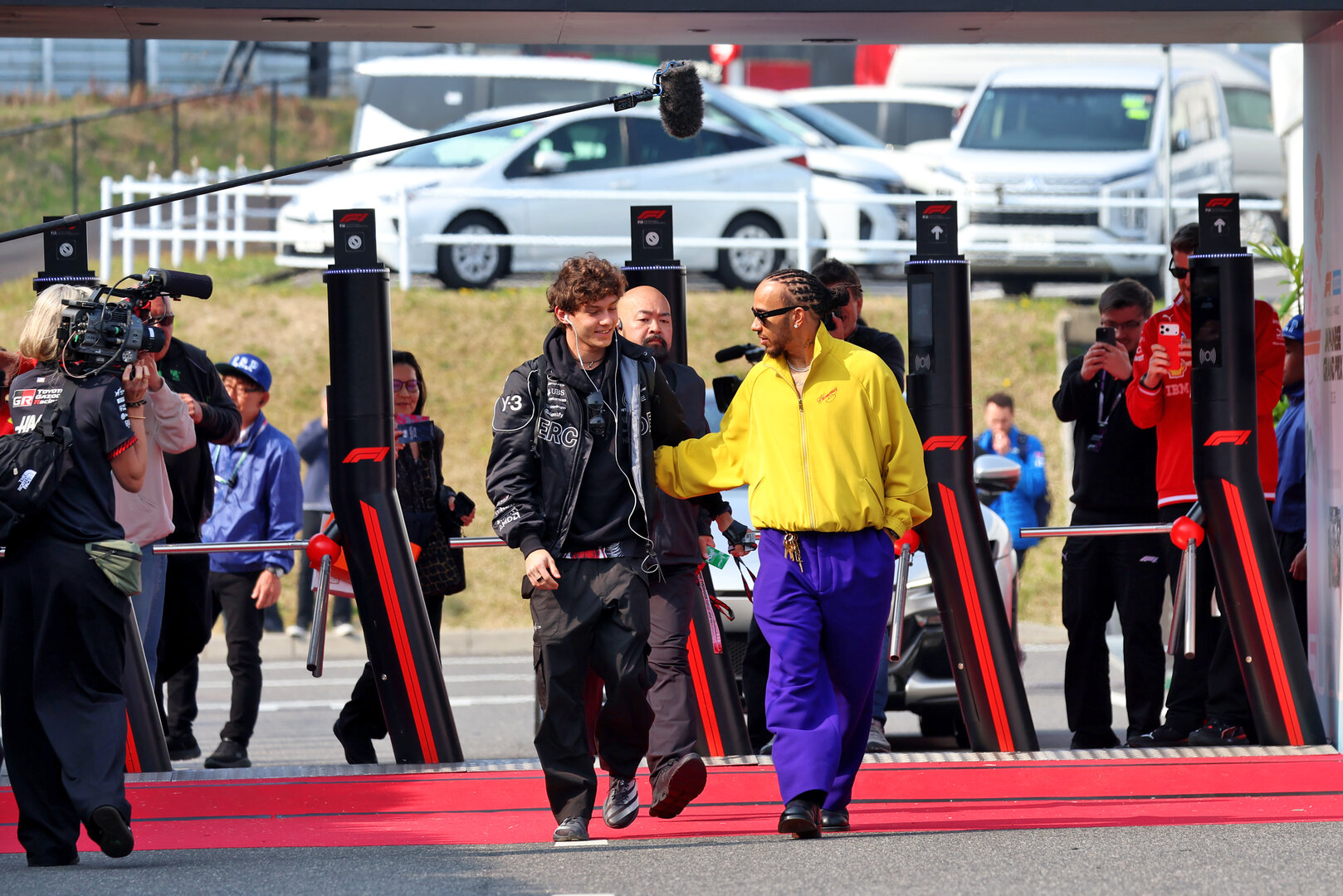 GP GIAPPONE, (L to R): Andrea Kimi Antonelli (ITA) Mercedes AMG Formula One Team with Lewis Hamilton (GBR) Ferrari.
29.03.2026. Formula 1 World Championship, Rd 3, Japanese Grand Prix, Suzuka, Japan, Gara Day.
- www.xpbimages.com, EMail: requests@xpbimages.com © Copyright: Rew / XPB Images