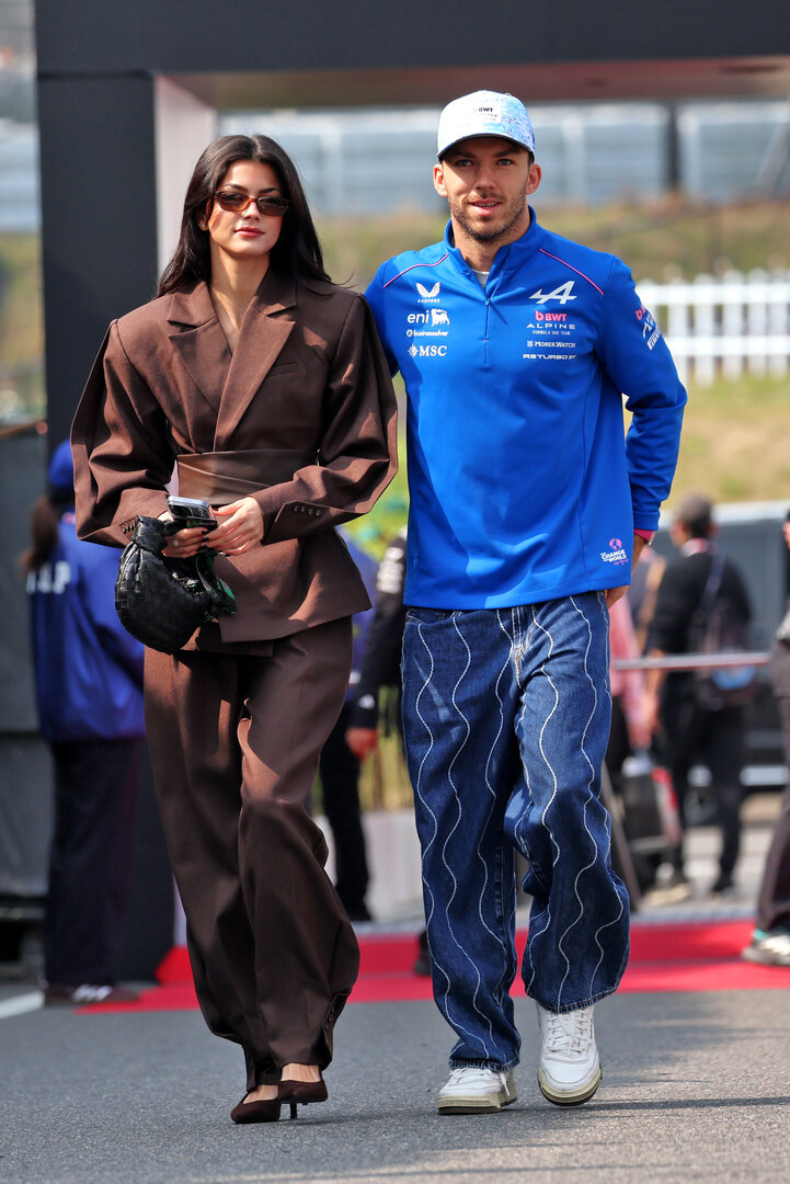 GP GIAPPONE, (L to R): Kika Cerqueira Gomes (POR) with her boyfriend Pierre Gasly (FRA) Alpine F1 Team.
29.03.2026. Formula 1 World Championship, Rd 3, Japanese Grand Prix, Suzuka, Japan, Gara Day.
 - www.xpbimages.com, EMail: requests@xpbimages.com © Copyright: Rew / XPB Images