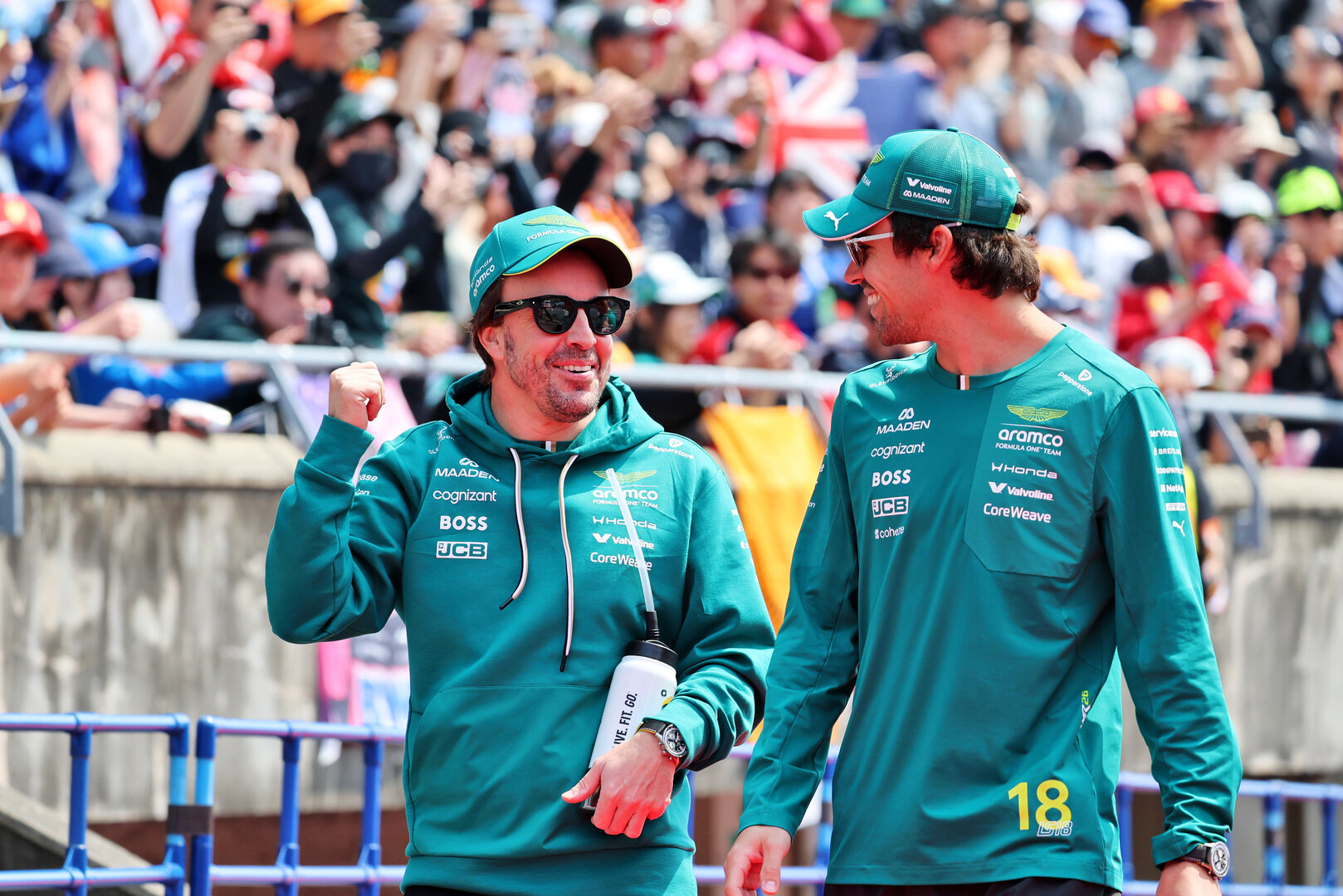 GP GIAPPONE, (L to R): Fernando Alonso (ESP) Aston Martin F1 Team with Lance Stroll (CDN) Aston Martin F1 Team on the drivers' parade.
29.03.2026. Formula 1 World Championship, Rd 3, Japanese Grand Prix, Suzuka, Japan, Gara Day.
- www.xpbimages.com, EMail: requests@xpbimages.com © Copyright: Batchelor / XPB Images
