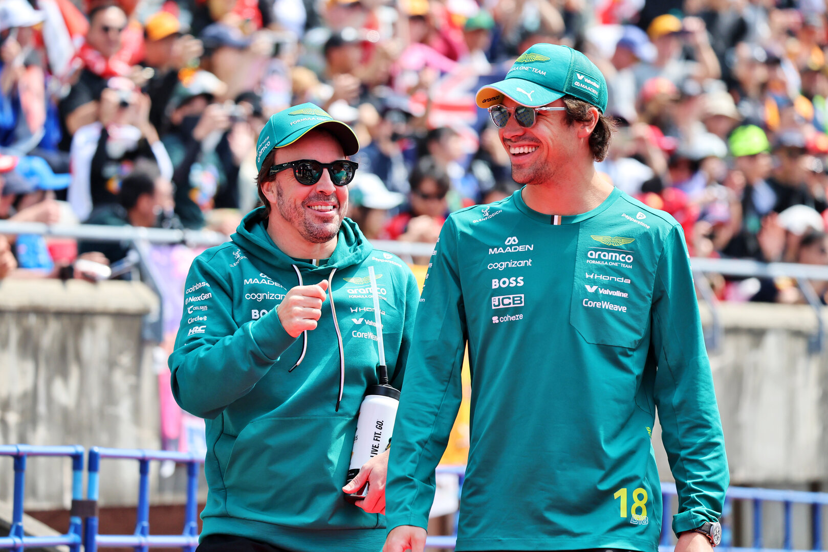 GP GIAPPONE, (L to R): Fernando Alonso (ESP) Aston Martin F1 Team with Lance Stroll (CDN) Aston Martin F1 Team on the drivers' parade.
29.03.2026. Formula 1 World Championship, Rd 3, Japanese Grand Prix, Suzuka, Japan, Gara Day.
- www.xpbimages.com, EMail: requests@xpbimages.com © Copyright: Batchelor / XPB Images