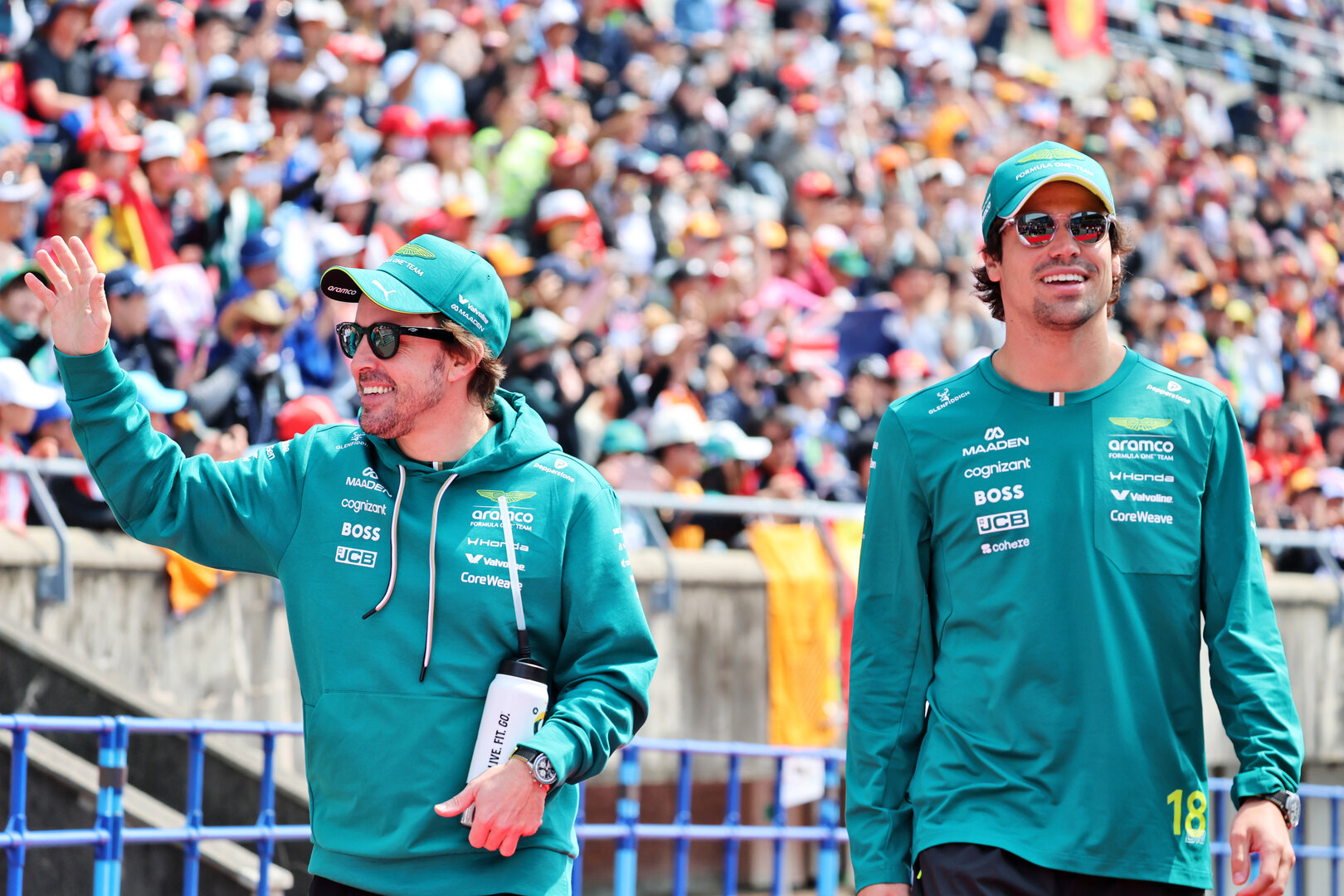 GP GIAPPONE, (L to R): Fernando Alonso (ESP) Aston Martin F1 Team with Lance Stroll (CDN) Aston Martin F1 Team on the drivers' parade.
29.03.2026. Formula 1 World Championship, Rd 3, Japanese Grand Prix, Suzuka, Japan, Gara Day.
- www.xpbimages.com, EMail: requests@xpbimages.com © Copyright: Batchelor / XPB Images