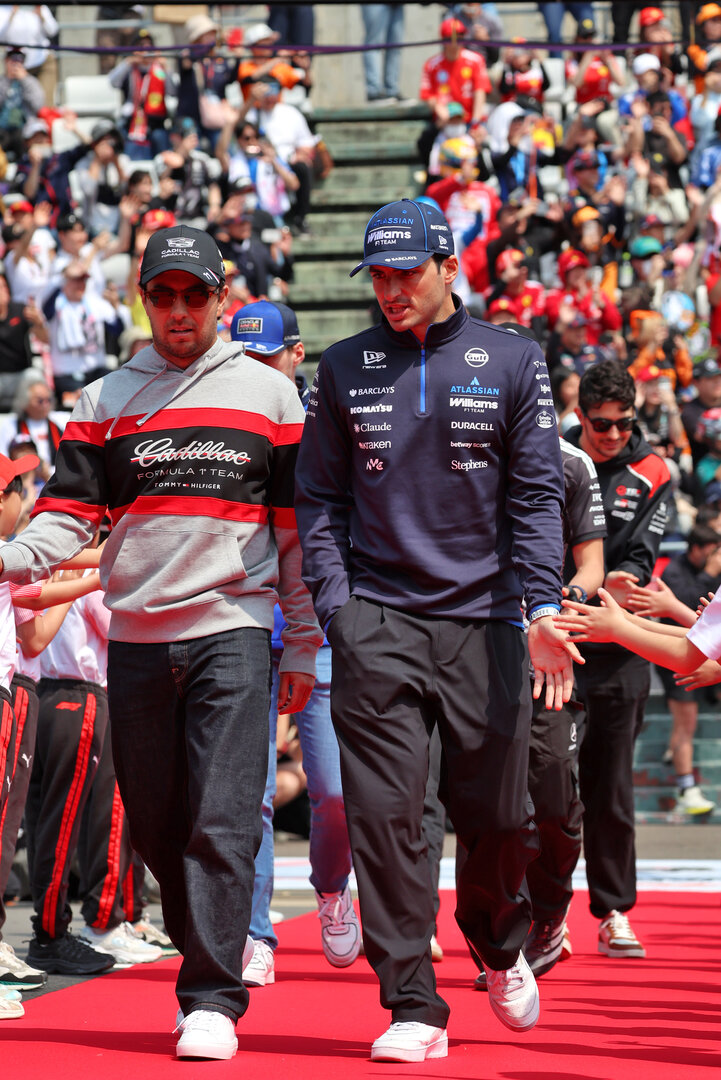 GP GIAPPONE, (L to R): Sergio Perez (MEX) Cadillac Formula 1 Team with Carlos Sainz (ESP) Williams F1 Team on the drivers' parade.
29.03.2026. Formula 1 World Championship, Rd 3, Japanese Grand Prix, Suzuka, Japan, Gara Day.
 - www.xpbimages.com, EMail: requests@xpbimages.com © Copyright: Rew / XPB Images