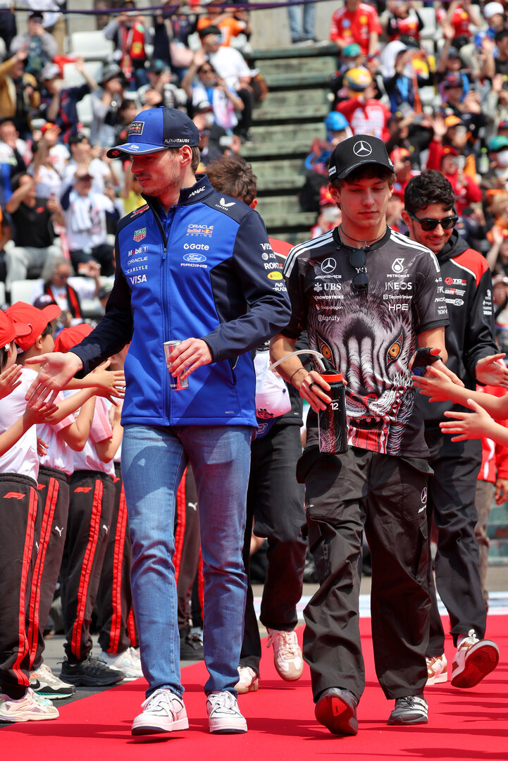 GP GIAPPONE, (L to R): Max Verstappen (NLD) Red Bull Racing with Andrea Kimi Antonelli (ITA) Mercedes AMG Formula One Team on the drivers' parade.
29.03.2026. Formula 1 World Championship, Rd 3, Japanese Grand Prix, Suzuka, Japan, Gara Day.
 - www.xpbimages.com, EMail: requests@xpbimages.com © Copyright: Rew / XPB Images