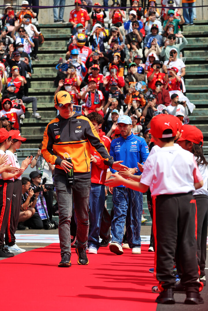 GP GIAPPONE, Oscar Piastri (AUS) McLaren F1 Team on the drivers' parade.
29.03.2026. Formula 1 World Championship, Rd 3, Japanese Grand Prix, Suzuka, Japan, Gara Day.
 - www.xpbimages.com, EMail: requests@xpbimages.com © Copyright: Rew / XPB Images