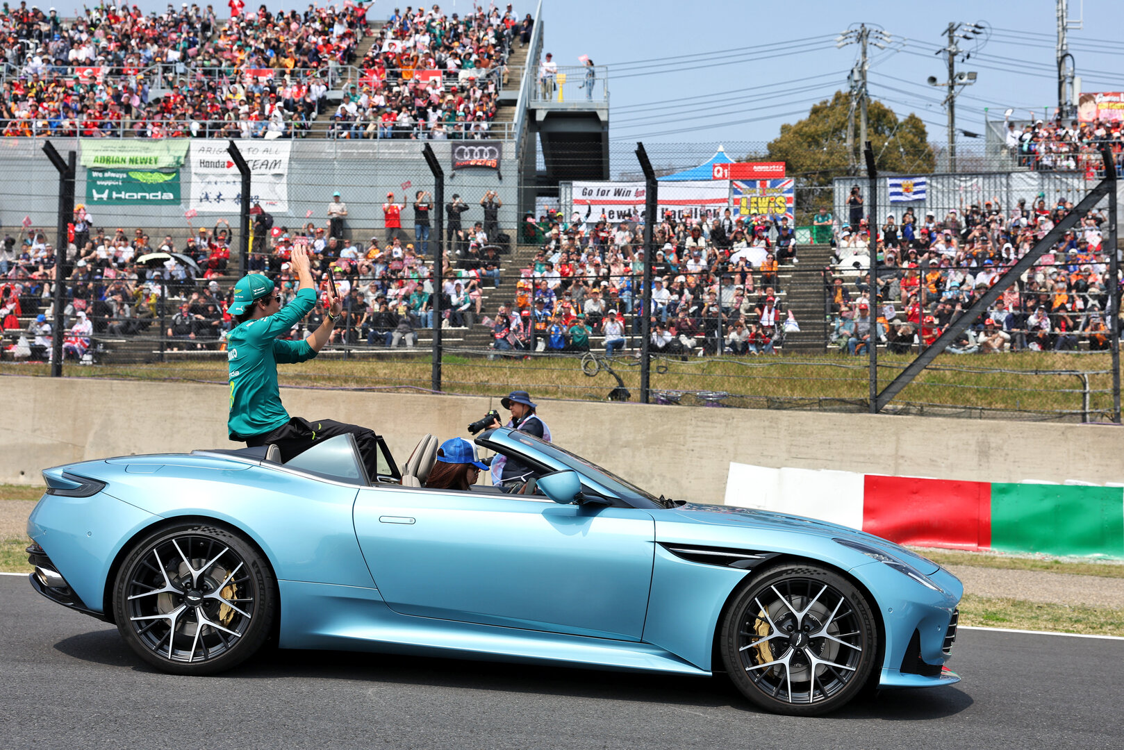 GP GIAPPONE, Lance Stroll (CDN) Aston Martin F1 Team on the drivers' parade.
29.03.2026. Formula 1 World Championship, Rd 3, Japanese Grand Prix, Suzuka, Japan, Gara Day.
- www.xpbimages.com, EMail: requests@xpbimages.com © Copyright: Batchelor / XPB Images