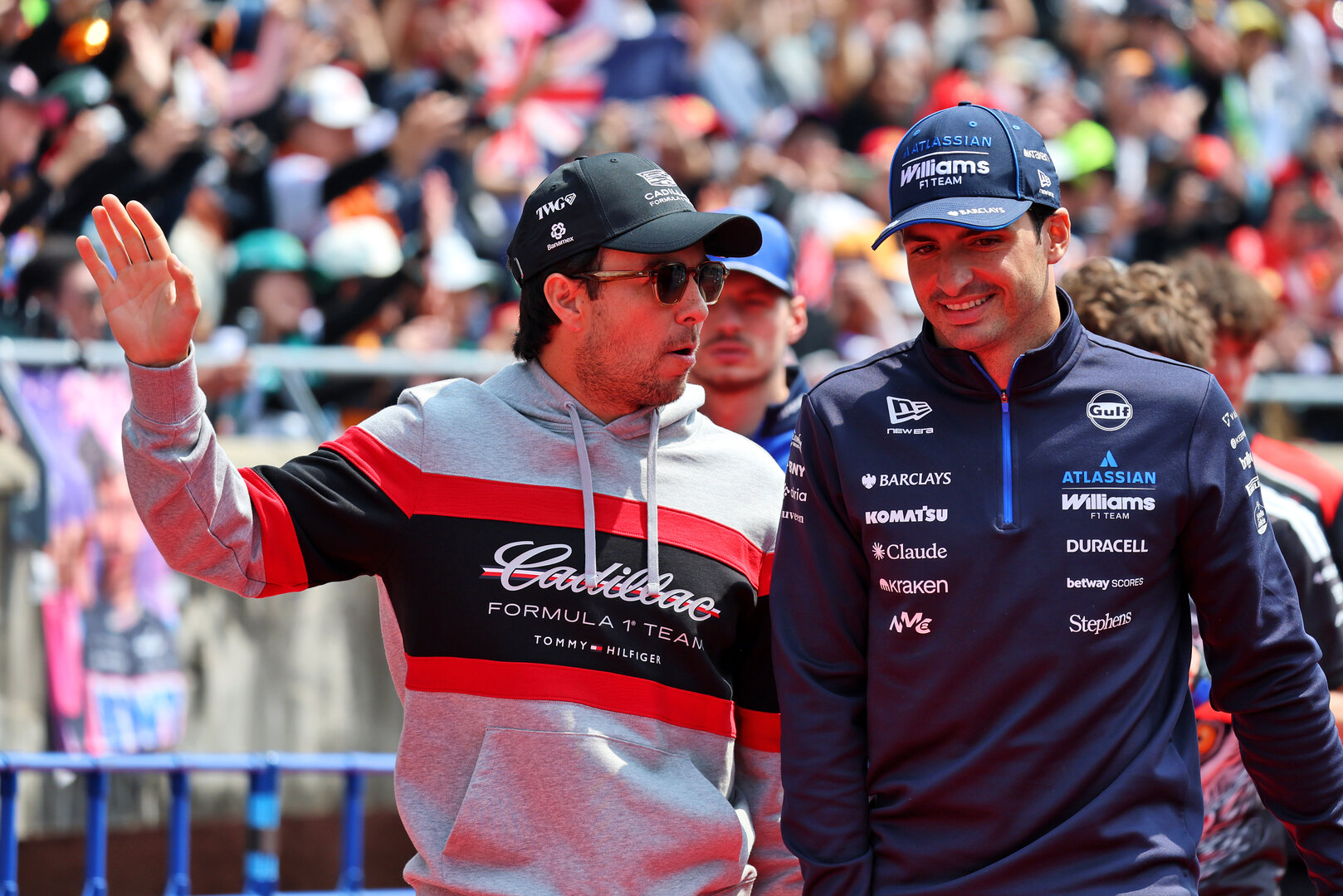 GP GIAPPONE, (L to R): Sergio Perez (MEX) Cadillac Formula 1 Team e Carlos Sainz (ESP) Williams F1 Team on the drivers' parade.
29.03.2026. Formula 1 World Championship, Rd 3, Japanese Grand Prix, Suzuka, Japan, Gara Day.
- www.xpbimages.com, EMail: requests@xpbimages.com © Copyright: Batchelor / XPB Images