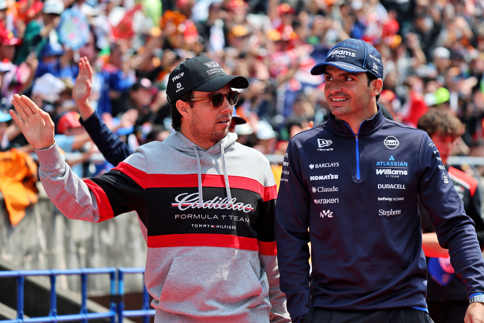 GP GIAPPONE, (L to R): Sergio Perez (MEX) Cadillac Formula 1 Team e Carlos Sainz (ESP) Williams F1 Team on the drivers' parade.
29.03.2026. Formula 1 World Championship, Rd 3, Japanese Grand Prix, Suzuka, Japan, Gara Day.
- www.xpbimages.com, EMail: requests@xpbimages.com © Copyright: Batchelor / XPB Images