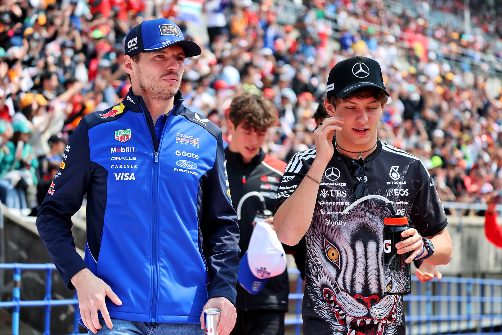 GP GIAPPONE, (L to R): Max Verstappen (NLD) Red Bull Racing with Andrea Kimi Antonelli (ITA) Mercedes AMG Formula One Team on the drivers' parade.
29.03.2026. Formula 1 World Championship, Rd 3, Japanese Grand Prix, Suzuka, Japan, Gara Day.
- www.xpbimages.com, EMail: requests@xpbimages.com © Copyright: Batchelor / XPB Images