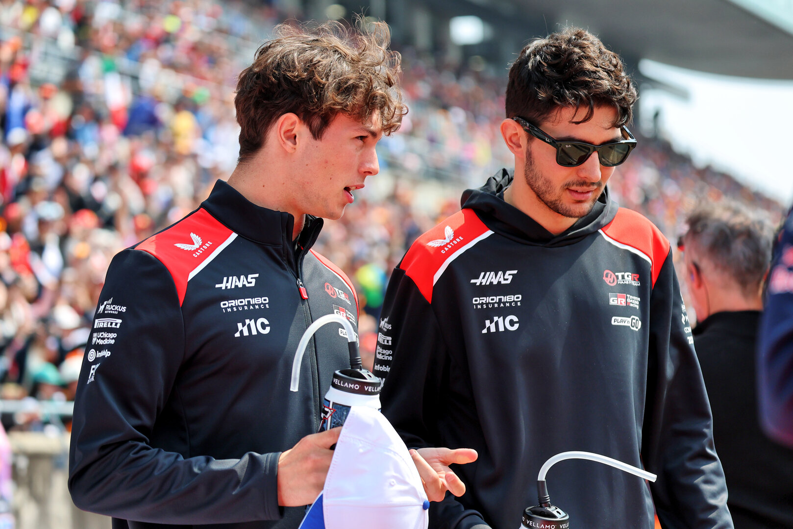 GP GIAPPONE, (L to R): Oliver Bearman (GBR) Haas F1 Team with Esteban Ocon (FRA) Haas F1 Team on the drivers' parade.
29.03.2026. Formula 1 World Championship, Rd 3, Japanese Grand Prix, Suzuka, Japan, Gara Day.
- www.xpbimages.com, EMail: requests@xpbimages.com © Copyright: Batchelor / XPB Images