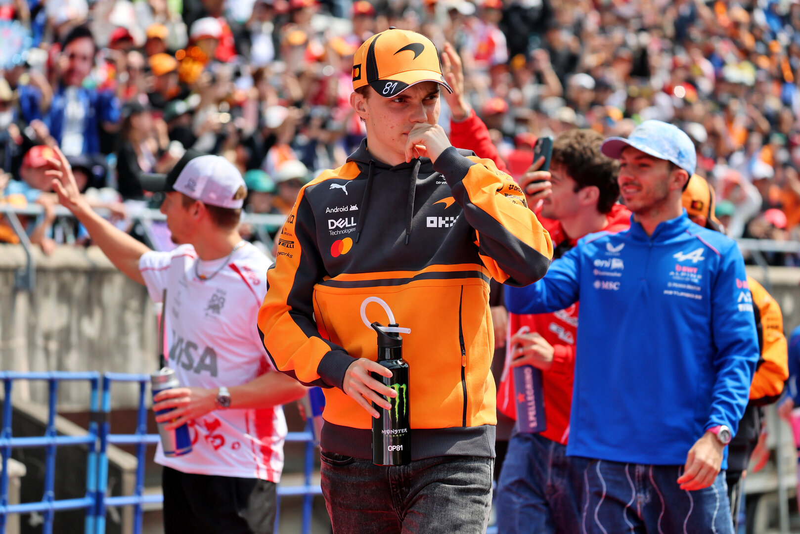 GP GIAPPONE, Oscar Piastri (AUS) McLaren F1 Team on the drivers' parade.
29.03.2026. Formula 1 World Championship, Rd 3, Japanese Grand Prix, Suzuka, Japan, Gara Day.
- www.xpbimages.com, EMail: requests@xpbimages.com © Copyright: Batchelor / XPB Images