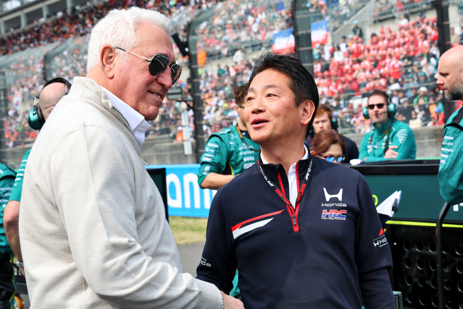 GP GIAPPONE, (L to R): Lawrence Stroll (CDN) Aston Martin F1 Team Investor with Koji Watanabe (JPN) Honda Racing Corporation - HRC - President on the grid.
29.03.2026. Formula 1 World Championship, Rd 3, Japanese Grand Prix, Suzuka, Japan, Gara Day.
- www.xpbimages.com, EMail: requests@xpbimages.com © Copyright: Batchelor / XPB Images
