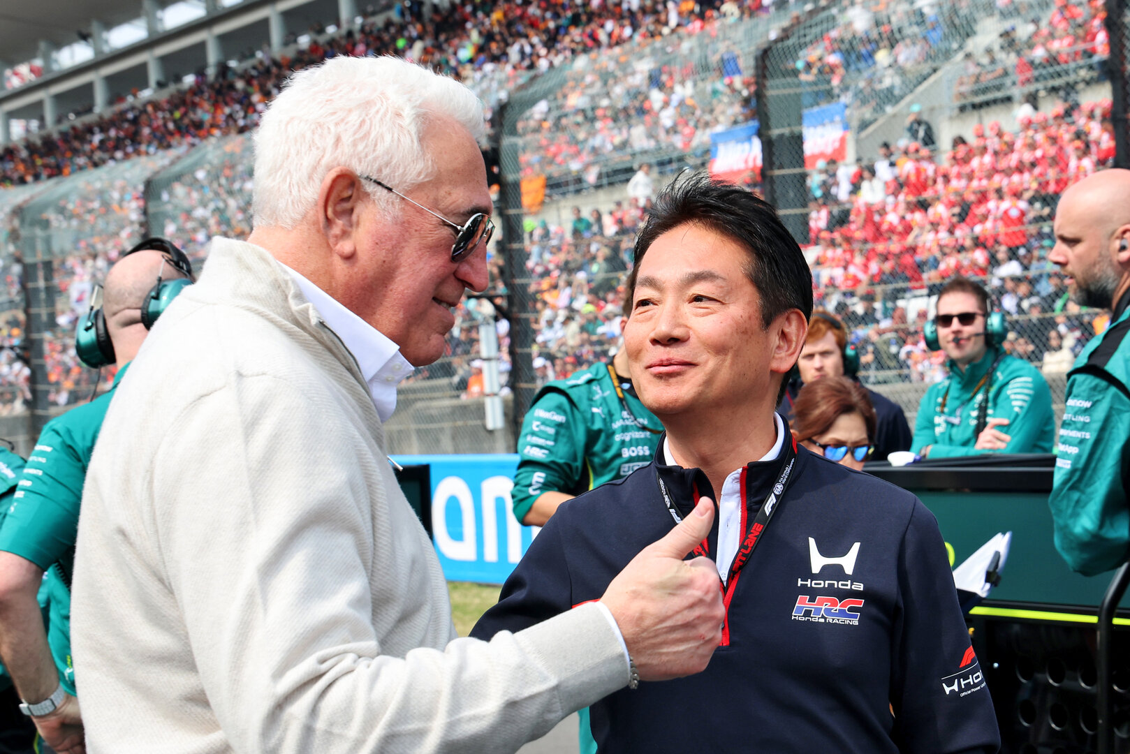 GP GIAPPONE, (L to R): Lawrence Stroll (CDN) Aston Martin F1 Team Investor with Koji Watanabe (JPN) Honda Racing Corporation - HRC - President on the grid.
29.03.2026. Formula 1 World Championship, Rd 3, Japanese Grand Prix, Suzuka, Japan, Gara Day.
- www.xpbimages.com, EMail: requests@xpbimages.com © Copyright: Batchelor / XPB Images