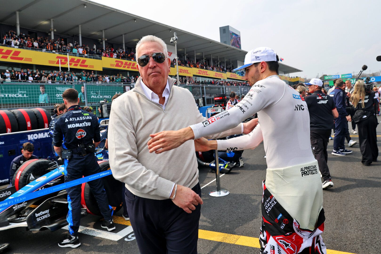 GP GIAPPONE, (L to R): Lawrence Stroll (CDN) Aston Martin F1 Team Investor with Esteban Ocon (FRA) Haas F1 Team on the grid.
29.03.2026. Formula 1 World Championship, Rd 3, Japanese Grand Prix, Suzuka, Japan, Gara Day.
- www.xpbimages.com, EMail: requests@xpbimages.com © Copyright: Batchelor / XPB Images