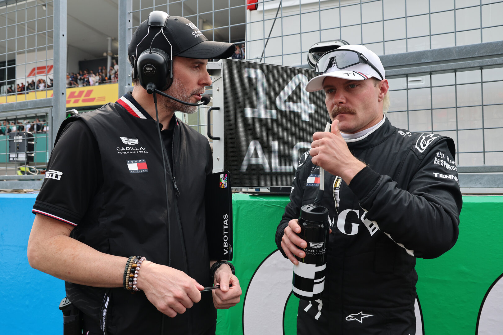 GP GIAPPONE, (L to R): John Howard (GBR) Cadillac Formula 1 Team Gara Engineer with Valtteri Bottas (FIN) Cadillac Formula 1 Team on the grid.
29.03.2026. Formula 1 World Championship, Rd 3, Japanese Grand Prix, Suzuka, Japan, Gara Day.
- www.xpbimages.com, EMail: requests@xpbimages.com © Copyright: Batchelor / XPB Images