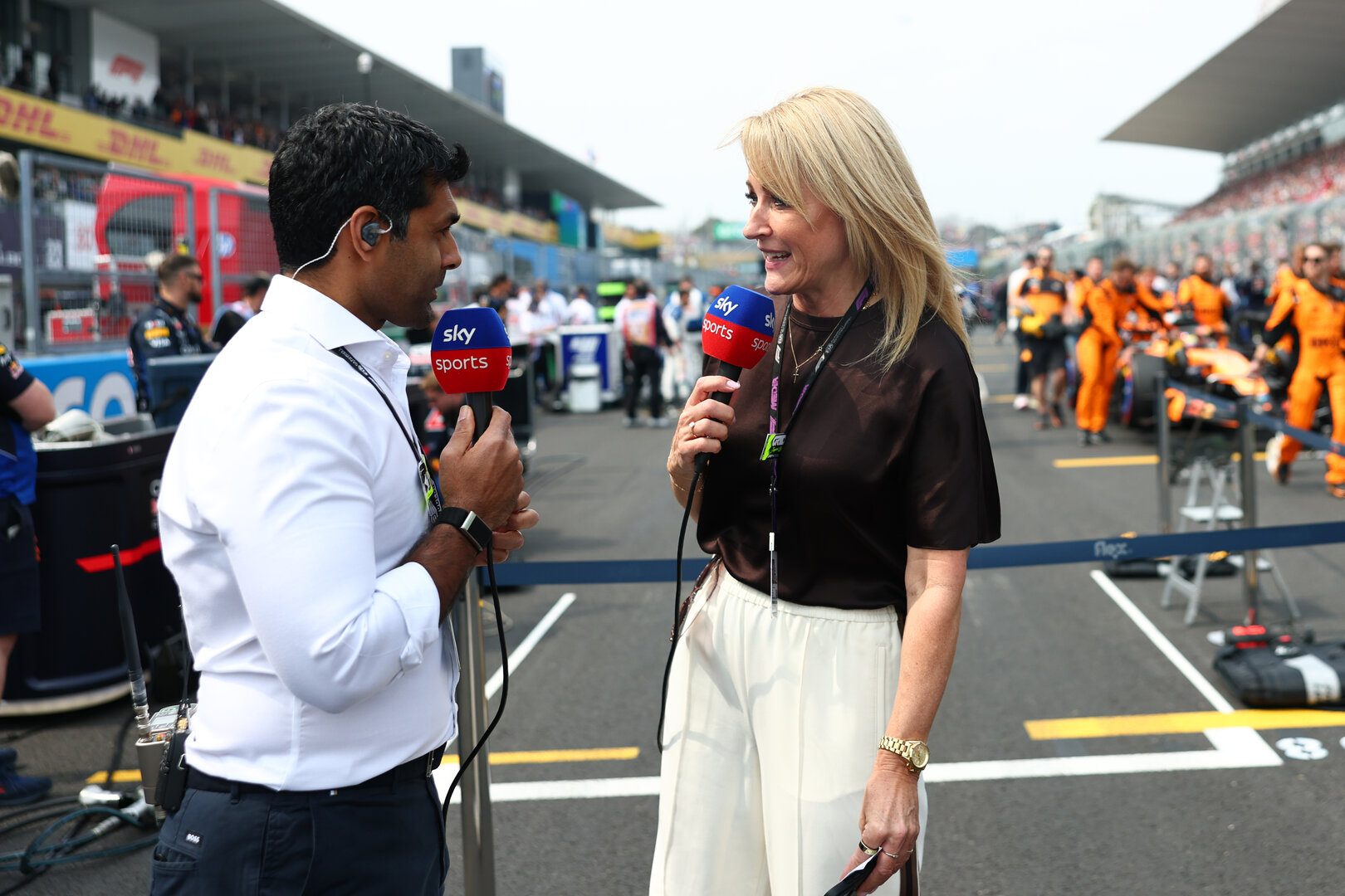 GP GIAPPONE, (L to R): Karun Chandhok (IND) Sky Sports F1 Presenter with Rachel Brookes (GBR) Sky Sports F1 Reporter on the grid.
29.03.2026. Formula 1 World Championship, Rd 3, Japanese Grand Prix, Suzuka, Japan, Gara Day.
- www.xpbimages.com, EMail: requests@xpbimages.com © Copyright: Bearne / XPB Images