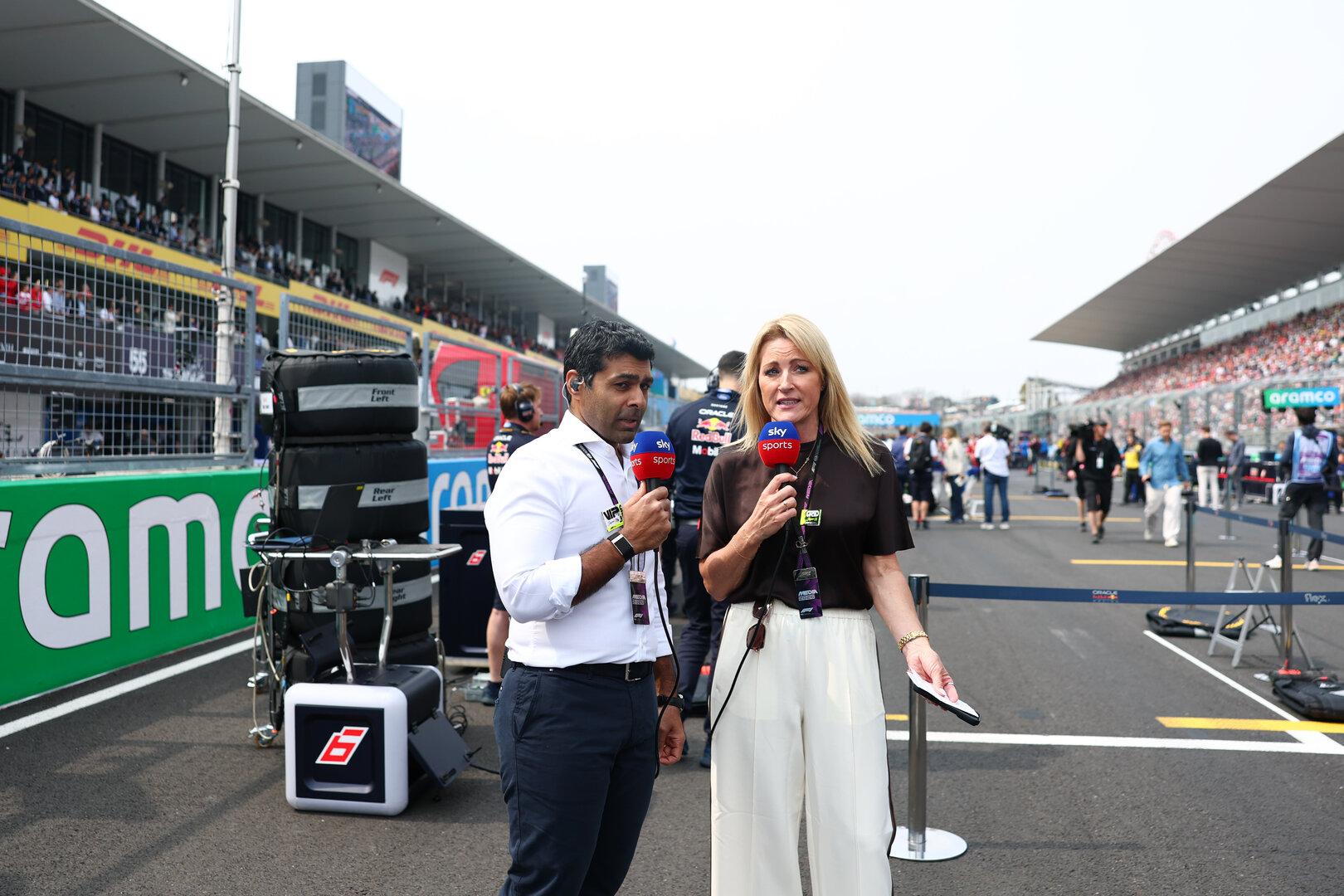 GP GIAPPONE, (L to R): Karun Chandhok (IND) Sky Sports F1 Presenter with Rachel Brookes (GBR) Sky Sports F1 Reporter on the grid.
29.03.2026. Formula 1 World Championship, Rd 3, Japanese Grand Prix, Suzuka, Japan, Gara Day.
- www.xpbimages.com, EMail: requests@xpbimages.com © Copyright: Bearne / XPB Images