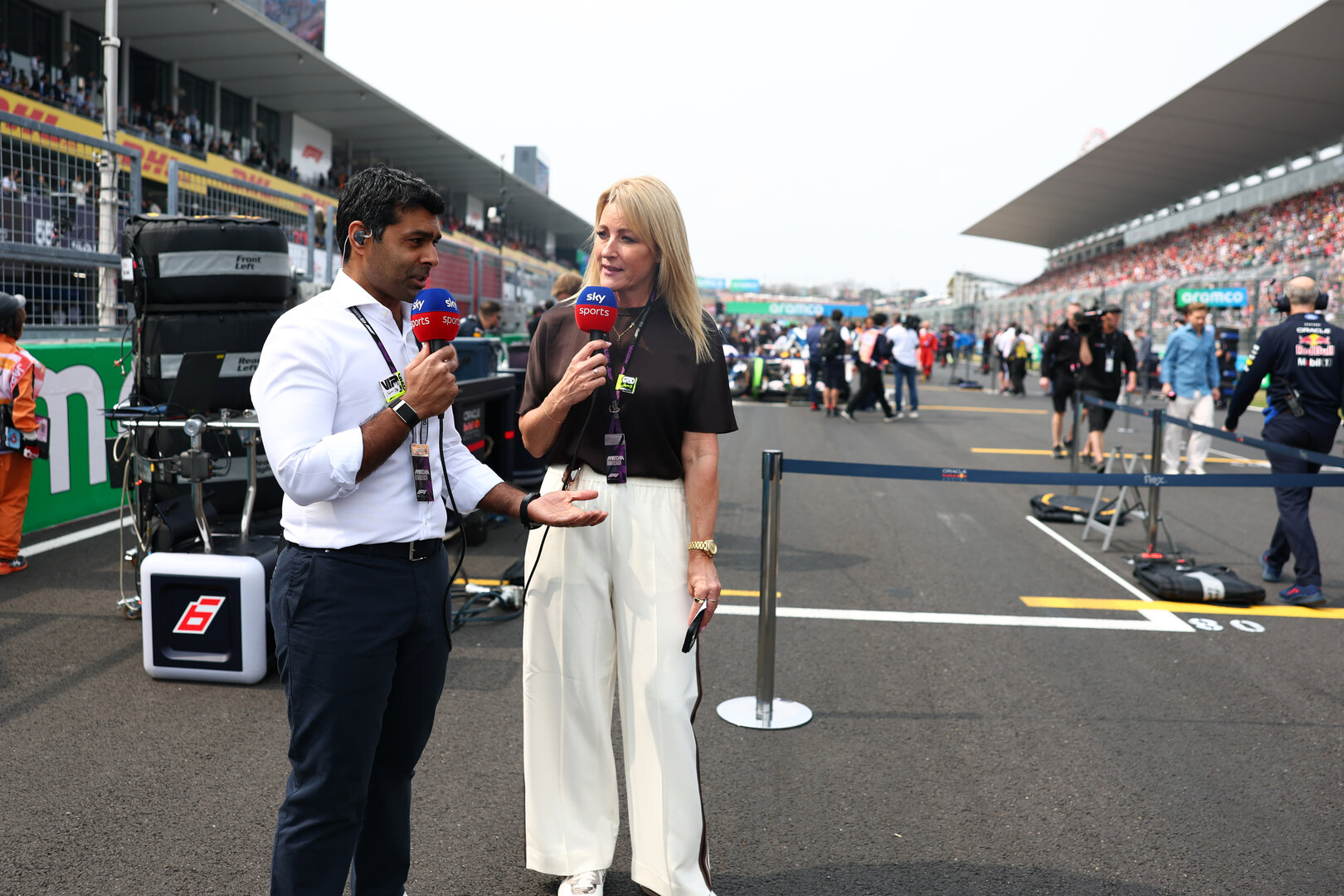GP GIAPPONE, (L to R): Karun Chandhok (IND) Sky Sports F1 Presenter with Rachel Brookes (GBR) Sky Sports F1 Reporter on the grid.
29.03.2026. Formula 1 World Championship, Rd 3, Japanese Grand Prix, Suzuka, Japan, Gara Day.
- www.xpbimages.com, EMail: requests@xpbimages.com © Copyright: Bearne / XPB Images