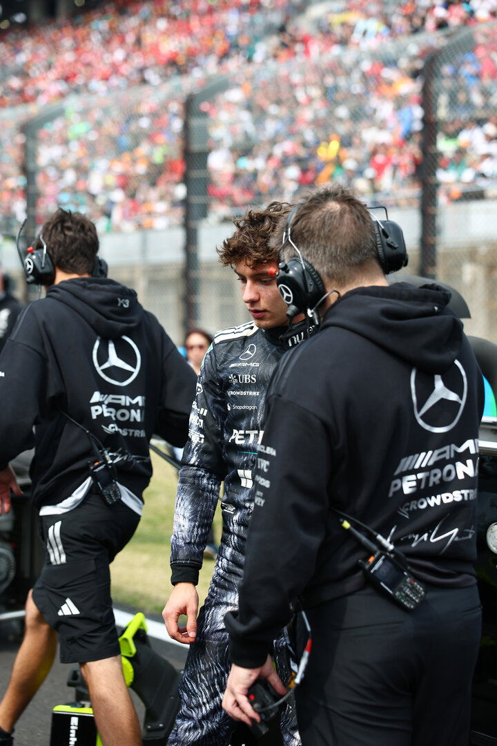 GP GIAPPONE, Andrea Kimi Antonelli (ITA) Mercedes AMG Formula One Team with Peter Bonnington (GBR) Mercedes AMG Formula One Team Gara Engineer on the grid.
29.03.2026. Formula 1 World Championship, Rd 3, Japanese Grand Prix, Suzuka, Japan, Gara Day.
- www.xpbimages.com, EMail: requests@xpbimages.com © Copyright: Bearne / XPB Images