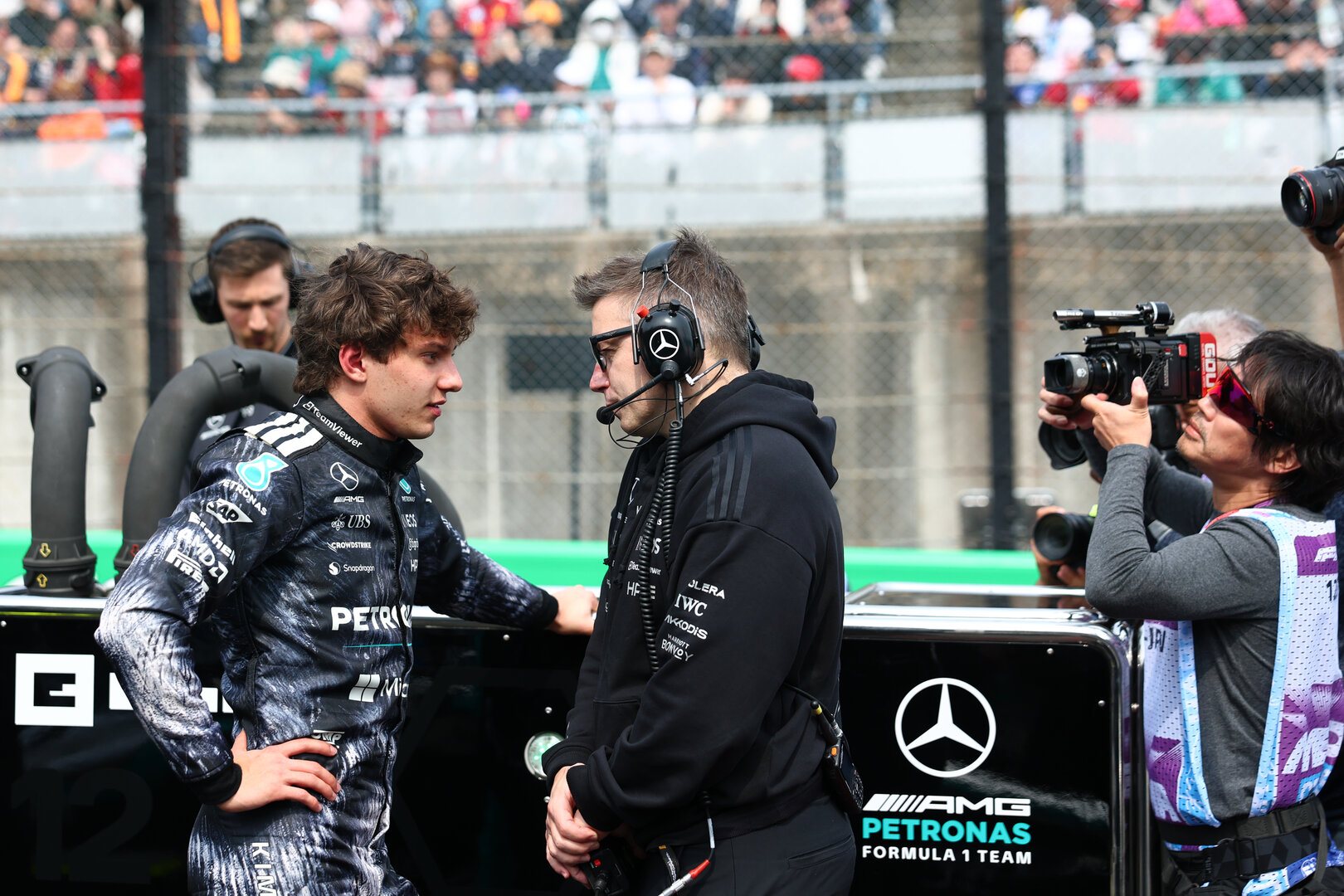 GP GIAPPONE, Andrea Kimi Antonelli (ITA) Mercedes AMG Formula One Team with Peter Bonnington (GBR) Mercedes AMG Formula One Team Gara Engineer on the grid.
29.03.2026. Formula 1 World Championship, Rd 3, Japanese Grand Prix, Suzuka, Japan, Gara Day.
- www.xpbimages.com, EMail: requests@xpbimages.com © Copyright: Bearne / XPB Images