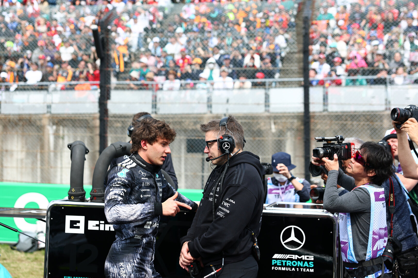 GP GIAPPONE, Andrea Kimi Antonelli (ITA) Mercedes AMG Formula One Team with Peter Bonnington (GBR) Mercedes AMG Formula One Team Gara Engineer on the grid.
29.03.2026. Formula 1 World Championship, Rd 3, Japanese Grand Prix, Suzuka, Japan, Gara Day.
- www.xpbimages.com, EMail: requests@xpbimages.com © Copyright: Bearne / XPB Images