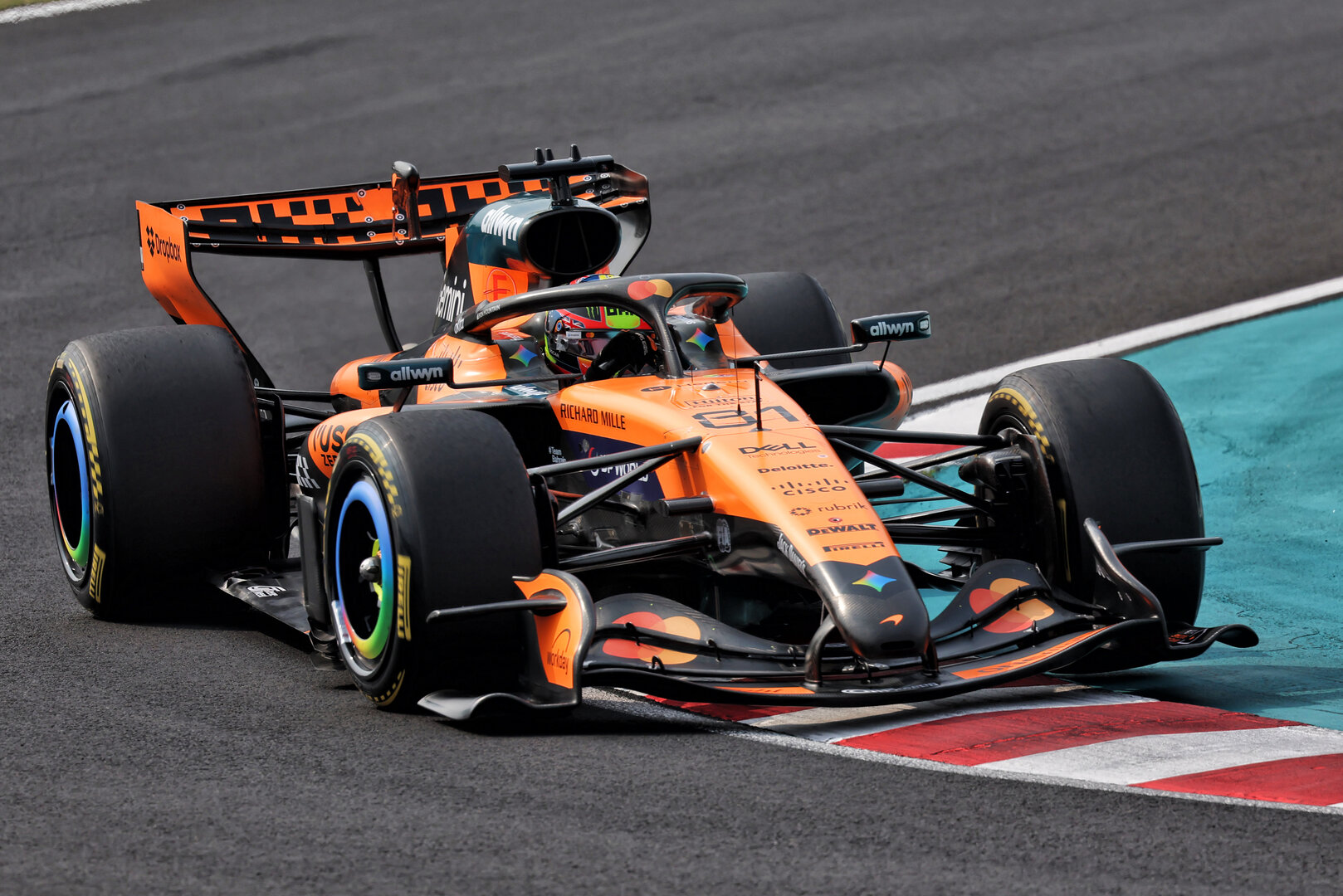 GP GIAPPONE, Oscar Piastri (AUS) McLaren F1 Team MCL40.
29.03.2026. Formula 1 World Championship, Rd 3, Japanese Grand Prix, Suzuka, Japan, Gara Day.
- www.xpbimages.com, EMail: requests@xpbimages.com © Copyright: Rew / XPB Images