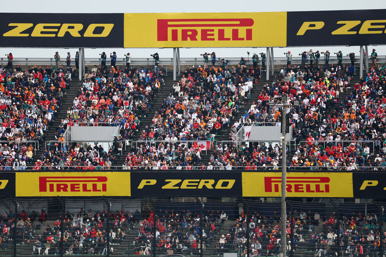 GP GIAPPONE, Circuit Atmosfera - fans in the grandstand.
29.03.2026. Formula 1 World Championship, Rd 3, Japanese Grand Prix, Suzuka, Japan, Gara Day.
- www.xpbimages.com, EMail: requests@xpbimages.com © Copyright: Bearne / XPB Images