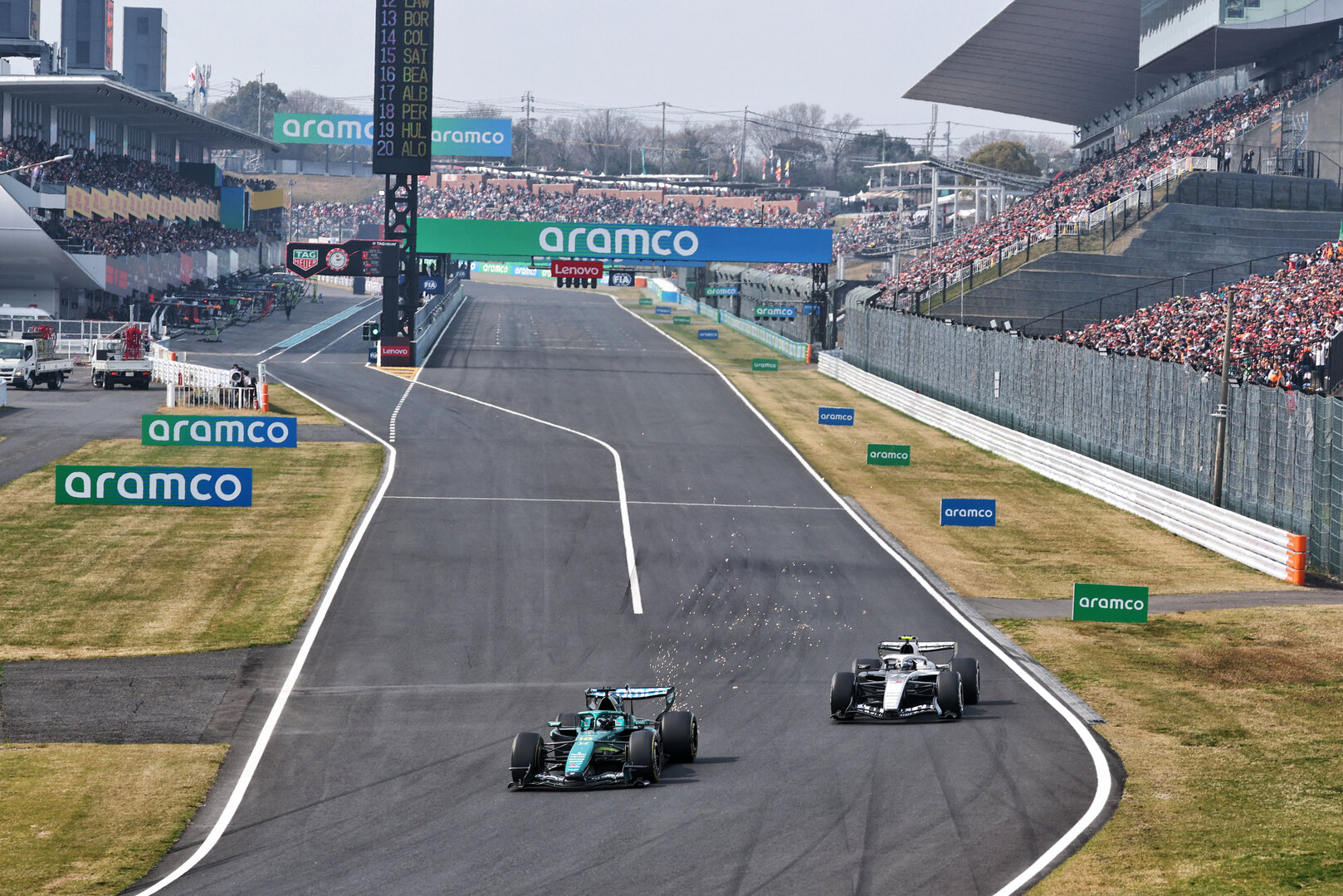 GP GIAPPONE, Lance Stroll (CDN) Aston Martin F1 Team AMR26 e Valtteri Bottas (FIN) Cadillac Formula 1 Team MAC-26.
29.03.2026. Formula 1 World Championship, Rd 3, Japanese Grand Prix, Suzuka, Japan, Gara Day.
- www.xpbimages.com, EMail: requests@xpbimages.com © Copyright: Bearne / XPB Images
