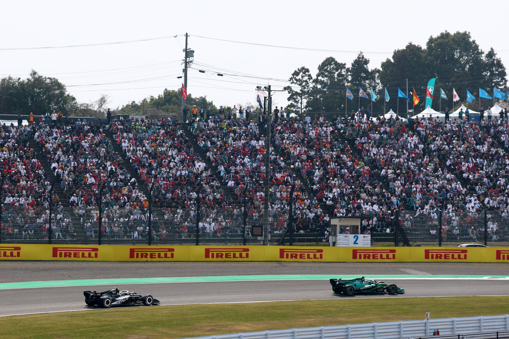 GP GIAPPONE, Lance Stroll (CDN) Aston Martin F1 Team AMR26 e Valtteri Bottas (FIN) Cadillac Formula 1 Team MAC-26.
29.03.2026. Formula 1 World Championship, Rd 3, Japanese Grand Prix, Suzuka, Japan, Gara Day.
- www.xpbimages.com, EMail: requests@xpbimages.com © Copyright: Bearne / XPB Images