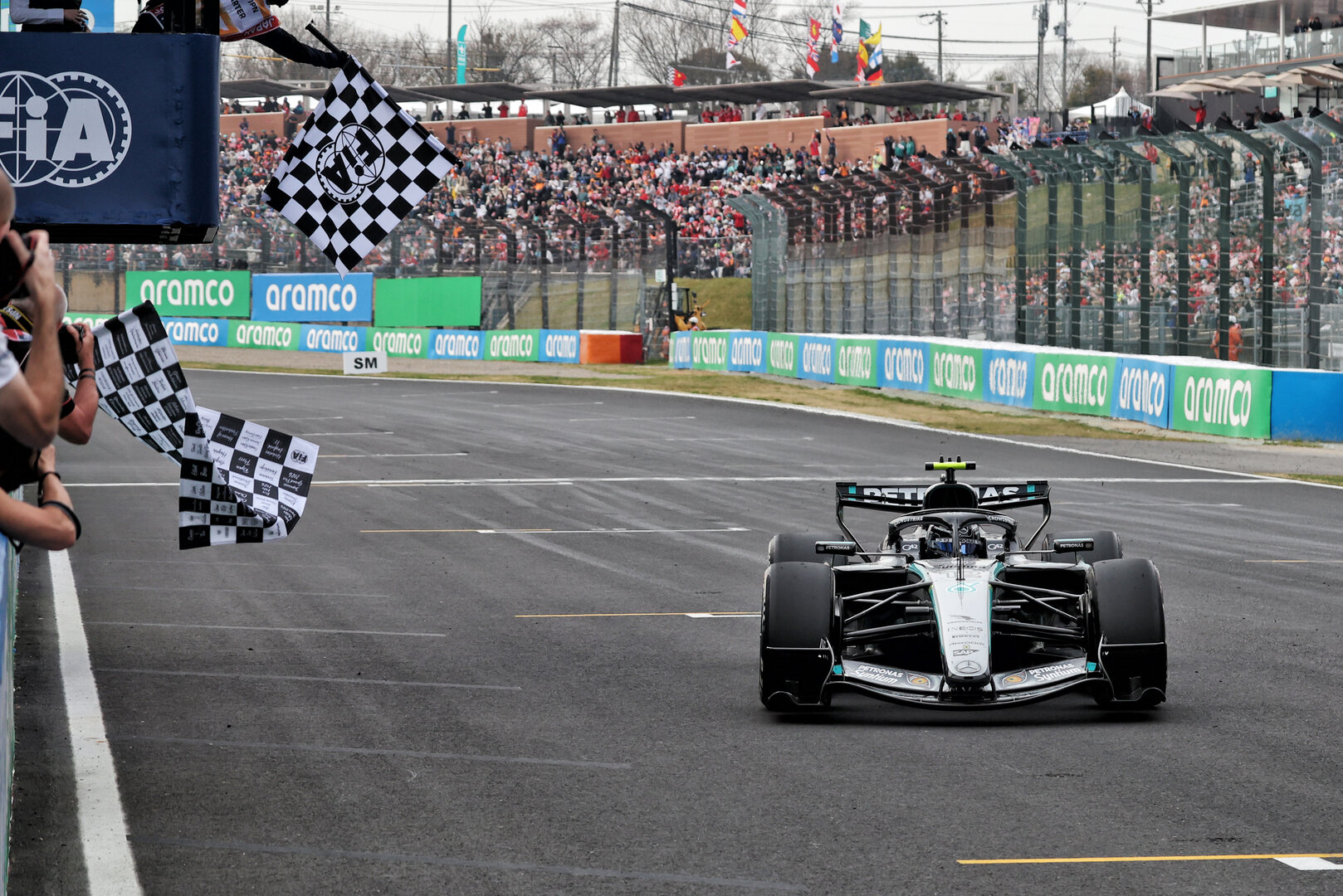 GP GIAPPONE, Gara winner Andrea Kimi Antonelli (ITA) Mercedes AMG Formula One Team W17 takes the chequered flag at the end of the race.
29.03.2026. Formula 1 World Championship, Rd 3, Japanese Grand Prix, Suzuka, Japan, Gara Day.
- www.xpbimages.com, EMail: requests@xpbimages.com © Copyright: Bearne / XPB Images