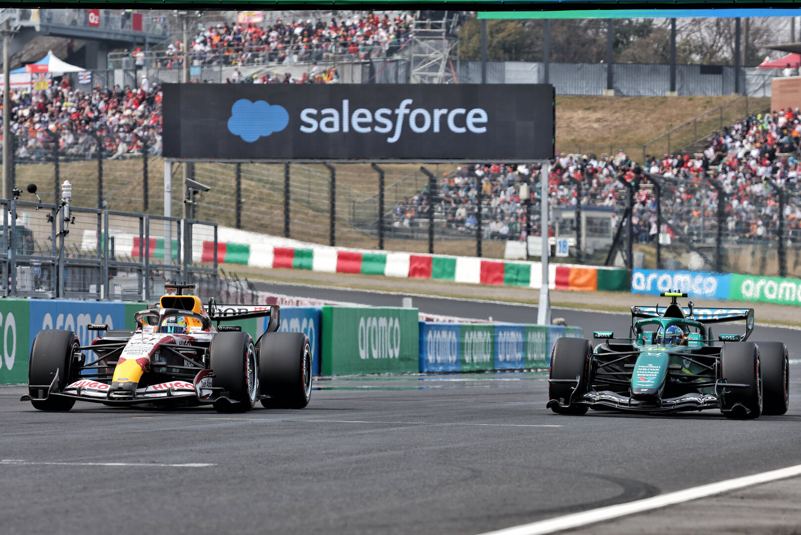 GP GIAPPONE, (L to R): Arvid Lindblad (GBR) Racing Bulls Formula One Team VCARB 03 e Fernando Alonso (ESP) Aston Martin F1 Team AMR26.
29.03.2026. Formula 1 World Championship, Rd 3, Japanese Grand Prix, Suzuka, Japan, Gara Day.
- www.xpbimages.com, EMail: requests@xpbimages.com © Copyright: Bearne / XPB Images