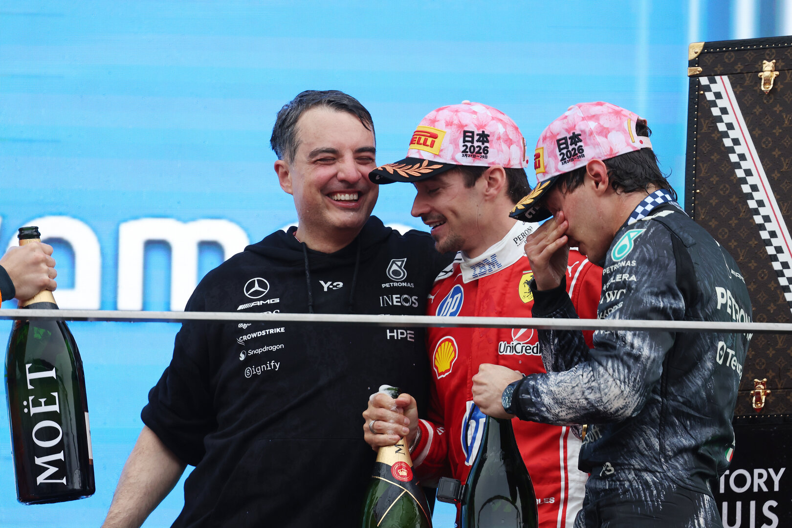GP GIAPPONE, (L to R): Giacomo Tortora (ITA) Mercedes AMG F1 Formula One Team Director of Car Design celebrates on the podium with third placed Charles Leclerc (MON) Ferrari e vincitore Andrea Kimi Antonelli (ITA) Mercedes AMG Formula One Team.
29.03.2026. Formula 1 World Championship, Rd 3, Japanese Grand Prix, Suzuka, Japan, Gara Day.
- www.xpbimages.com, EMail: requests@xpbimages.com © Copyright: Bearne / XPB Images