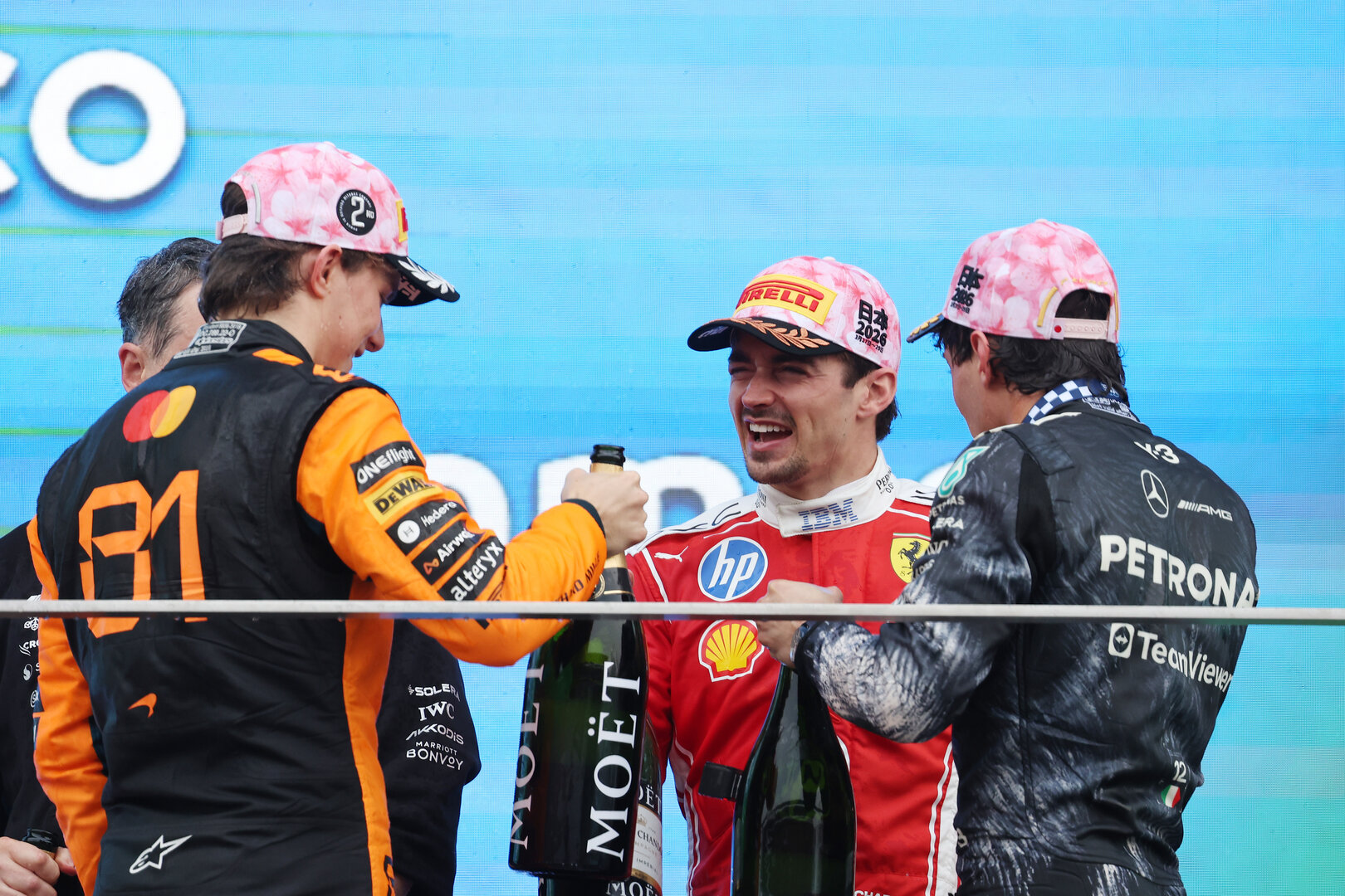 GP GIAPPONE, (L to R): second placd Oscar Piastri (AUS) McLaren F1 Team celebrates on the podium with Giacomo Tortora (ITA) Mercedes AMG F1 Formula One Team Director of Car Design; third placed Charles Leclerc (MON) Ferrari e vincitore Andrea Kimi Antonelli (ITA) Mercedes AMG Formula One Team.
29.03.2026. Formula 1 World Championship, Rd 3, Japanese Grand Prix, Suzuka, Japan, Gara Day.
- www.xpbimages.com, EMail: requests@xpbimages.com © Copyright: Bearne / XPB Images