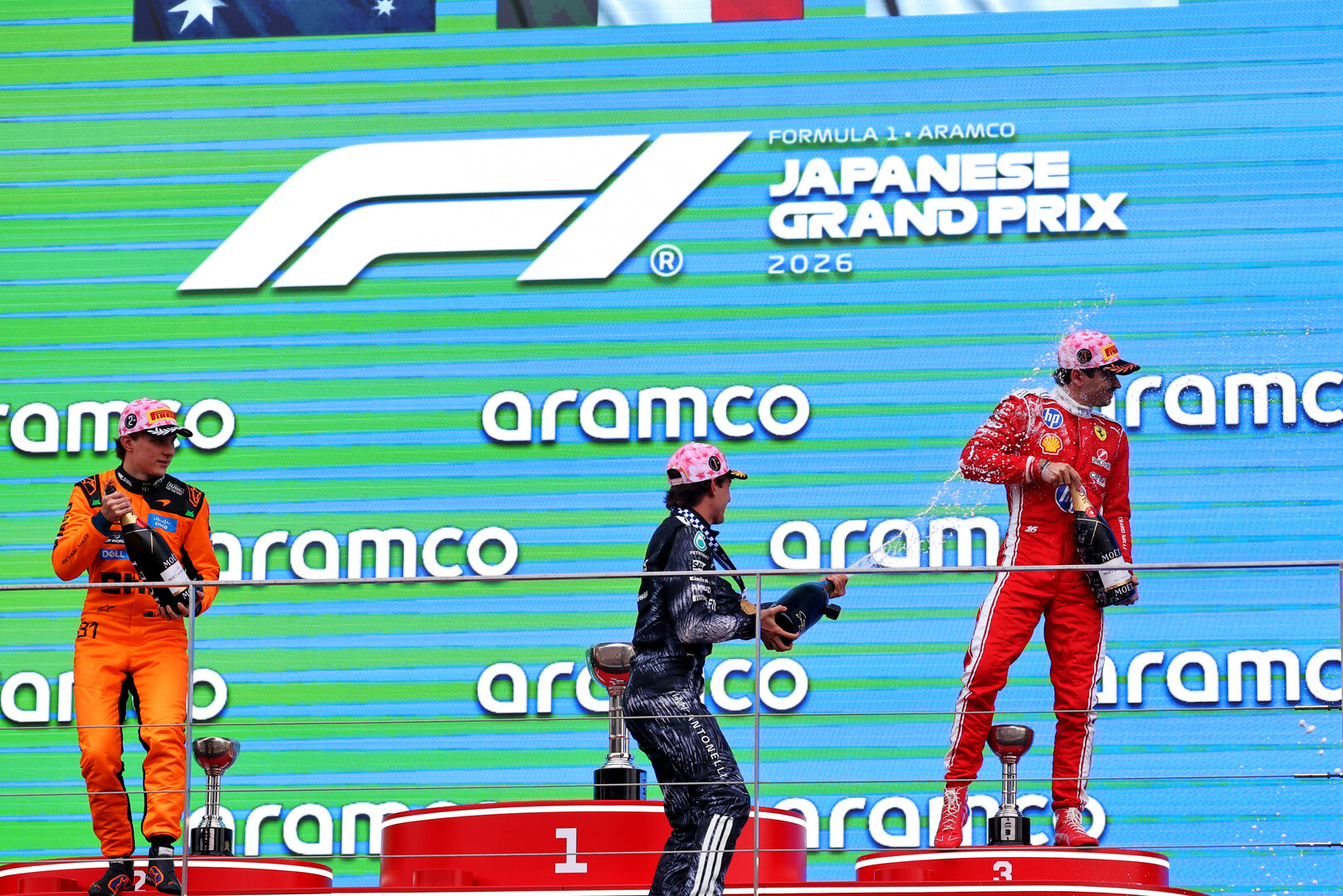 GP GIAPPONE, The podium (L to R): Oscar Piastri (AUS) McLaren F1 Team, second; Andrea Kimi Antonelli (ITA) Mercedes AMG Formula One Team, vincitore; Charles Leclerc (MON) Ferrari, third.
29.03.2026. Formula 1 World Championship, Rd 3, Japanese Grand Prix, Suzuka, Japan, Gara Day.
- www.xpbimages.com, EMail: requests@xpbimages.com © Copyright: Bearne / XPB Images