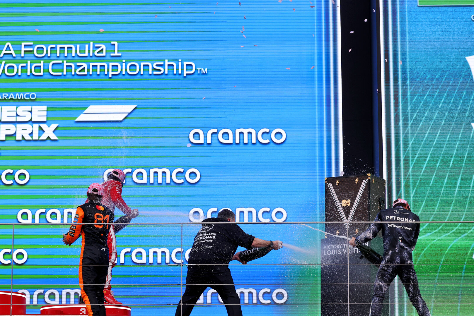 GP GIAPPONE, Gara winner Andrea Kimi Antonelli (ITA) Mercedes AMG Formula One Team (Right) celebrates on the podium with Giacomo Tortora (ITA) Mercedes AMG F1 Formula One Team Director of Car Design; Oscar Piastri (AUS) McLaren F1 Team e Charles Leclerc (MON) Ferrari.
29.03.2026. Formula 1 World Championship, Rd 3, Japanese Grand Prix, Suzuka, Japan, Gara Day.
- www.xpbimages.com, EMail: requests@xpbimages.com © Copyright: Bearne / XPB Images