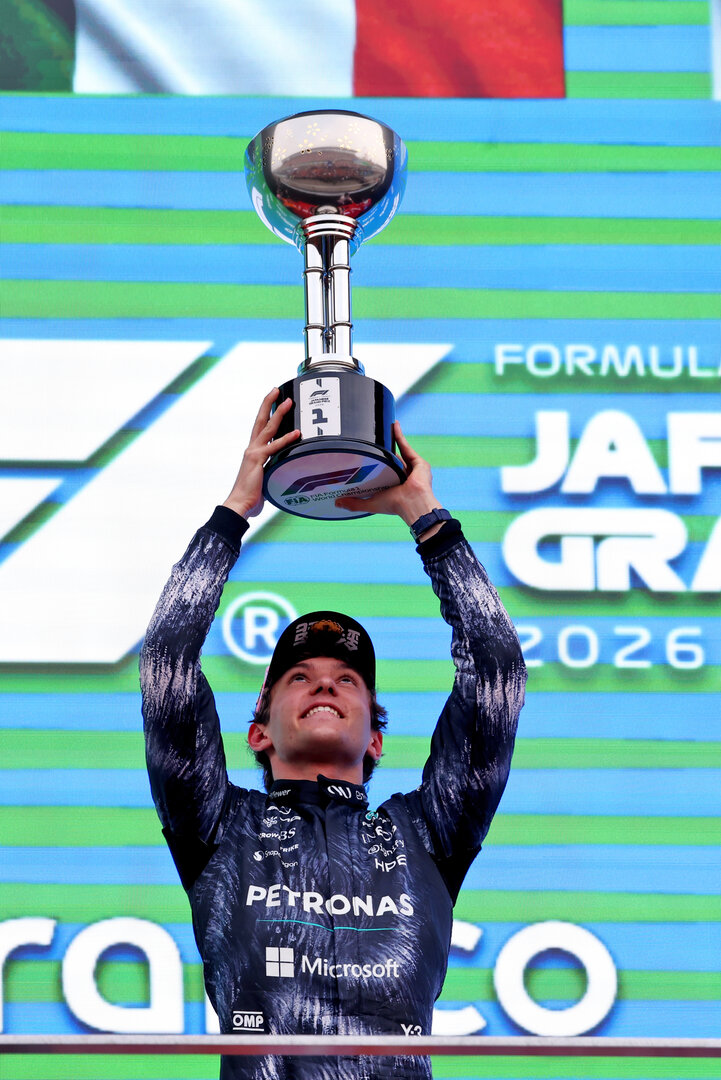 GP GIAPPONE, Gara winner Andrea Kimi Antonelli (ITA) Mercedes AMG Formula One Team celebrates on the podium.
29.03.2026. Formula 1 World Championship, Rd 3, Japanese Grand Prix, Suzuka, Japan, Gara Day.
 - www.xpbimages.com, EMail: requests@xpbimages.com © Copyright: Rew / XPB Images