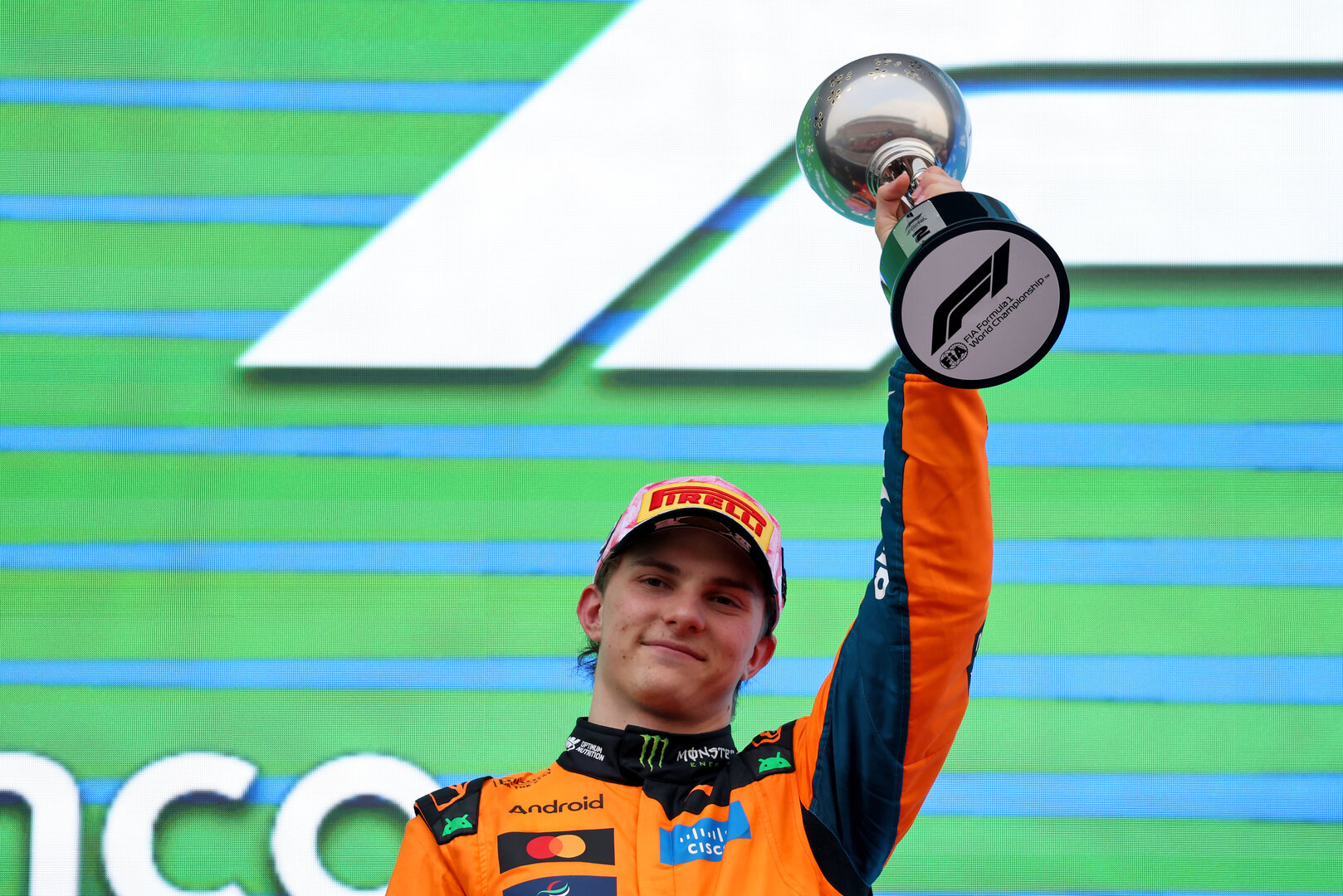 GP GIAPPONE, Oscar Piastri (AUS) McLaren F1 Team celebrates his second position on the podium.
29.03.2026. Formula 1 World Championship, Rd 3, Japanese Grand Prix, Suzuka, Japan, Gara Day.
- www.xpbimages.com, EMail: requests@xpbimages.com © Copyright: Rew / XPB Images