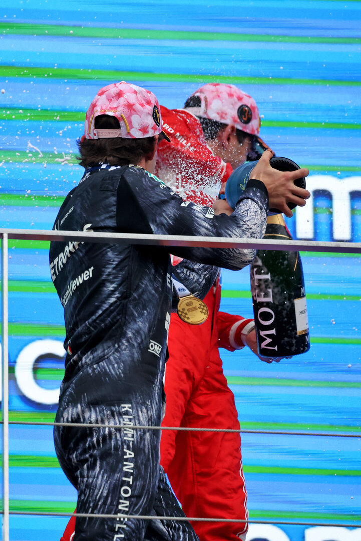 GP GIAPPONE, Gara winner Andrea Kimi Antonelli (ITA) Mercedes AMG Formula One Team celebrates on the podium with Charles Leclerc (MON) Ferrari.
29.03.2026. Formula 1 World Championship, Rd 3, Japanese Grand Prix, Suzuka, Japan, Gara Day.
- www.xpbimages.com, EMail: requests@xpbimages.com © Copyright: Rew / XPB Images