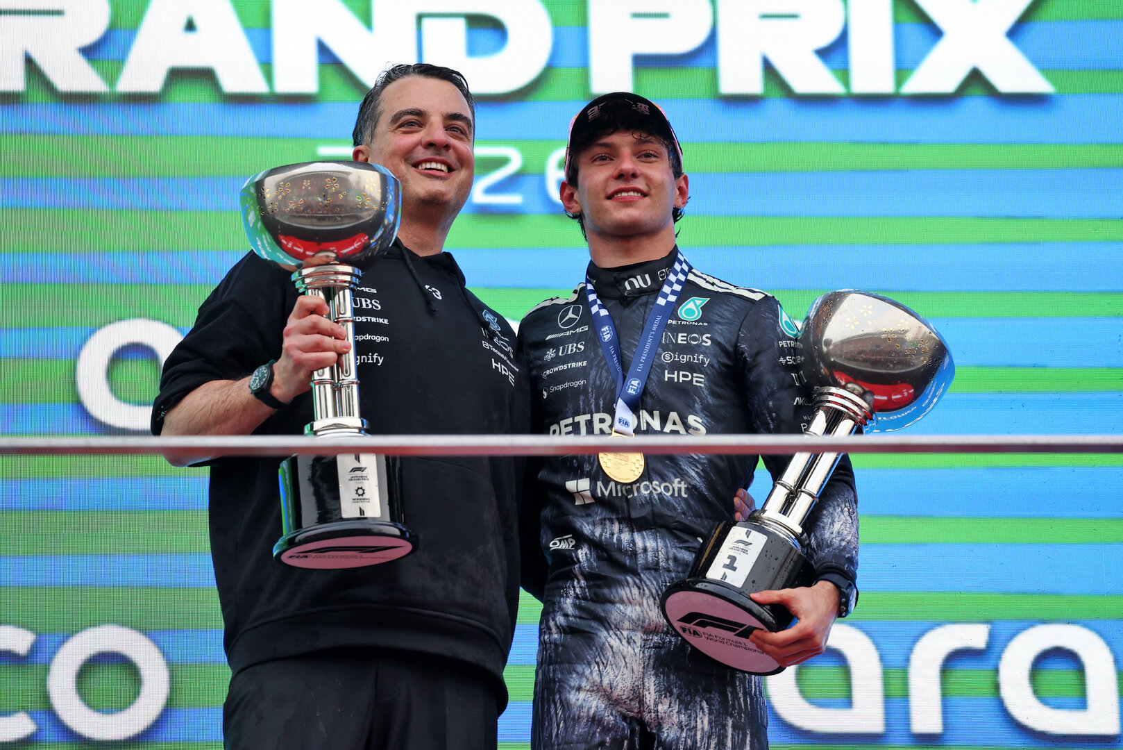 GP GIAPPONE, (L to R): Giacomo Tortora (ITA) Mercedes AMG F1 Formula One Team Director of Car Design celebrates on the podium with vincitore Andrea Kimi Antonelli (ITA) Mercedes AMG Formula One Team.
29.03.2026. Formula 1 World Championship, Rd 3, Japanese Grand Prix, Suzuka, Japan, Gara Day.
 - www.xpbimages.com, EMail: requests@xpbimages.com © Copyright: Rew / XPB Images