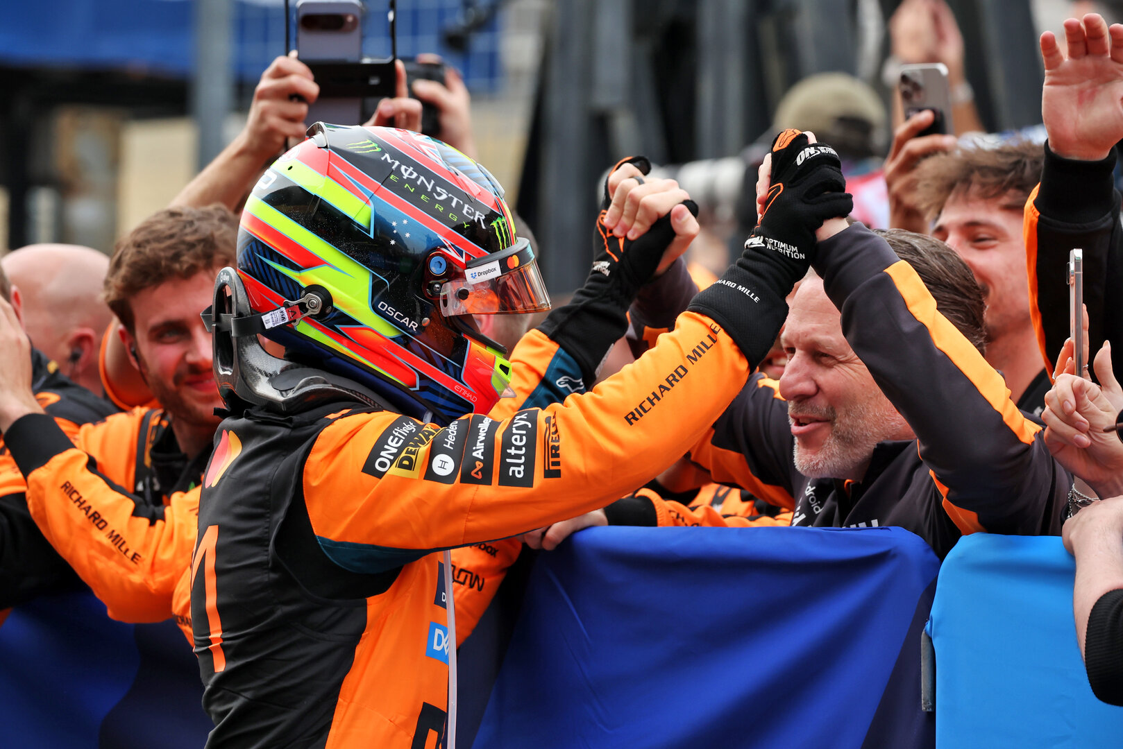 GP GIAPPONE, Oscar Piastri (AUS) McLaren F1 Team celebrates his second position in parc ferme with Zak Brown (USA) McLaren F1 Team Executive Director.
29.03.2026. Formula 1 World Championship, Rd 3, Japanese Grand Prix, Suzuka, Japan, Gara Day.
 - www.xpbimages.com, EMail: requests@xpbimages.com © Copyright: Rew / XPB Images