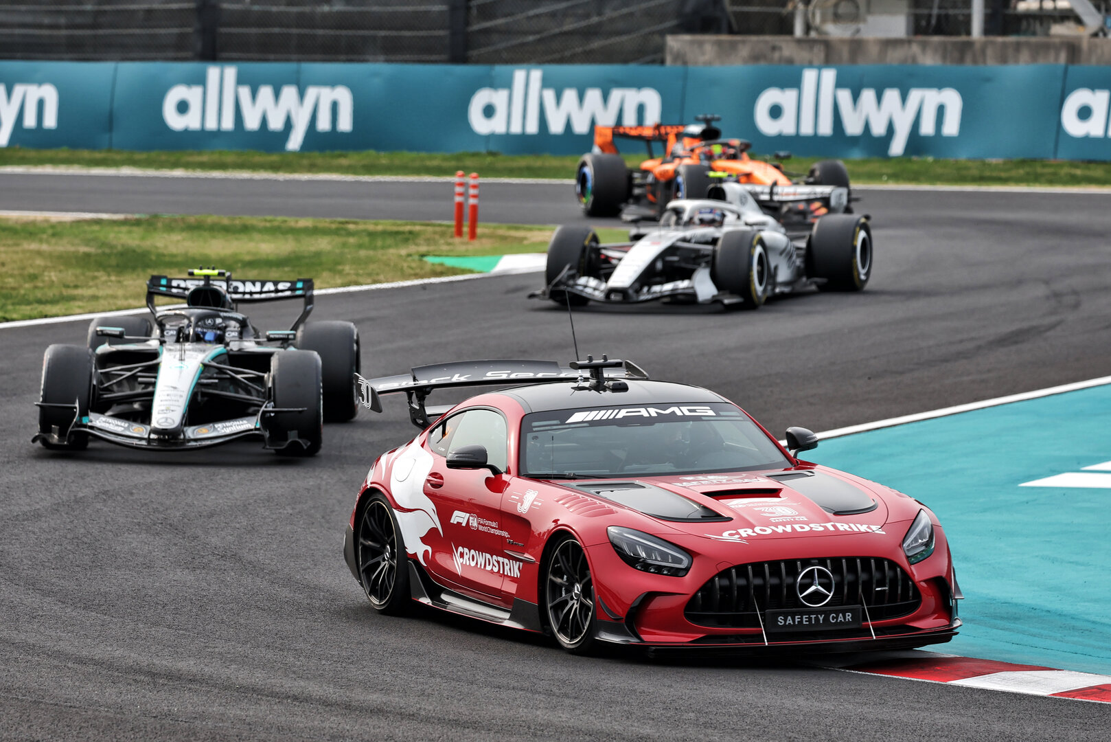 GP GIAPPONE, Andrea Kimi Antonelli (ITA) Mercedes AMG Formula One Team W17 davanti a behind the Mercedes FIA Safety Car.
29.03.2026. Formula 1 World Championship, Rd 3, Japanese Grand Prix, Suzuka, Japan, Gara Day.
 - www.xpbimages.com, EMail: requests@xpbimages.com © Copyright: Rew / XPB Images